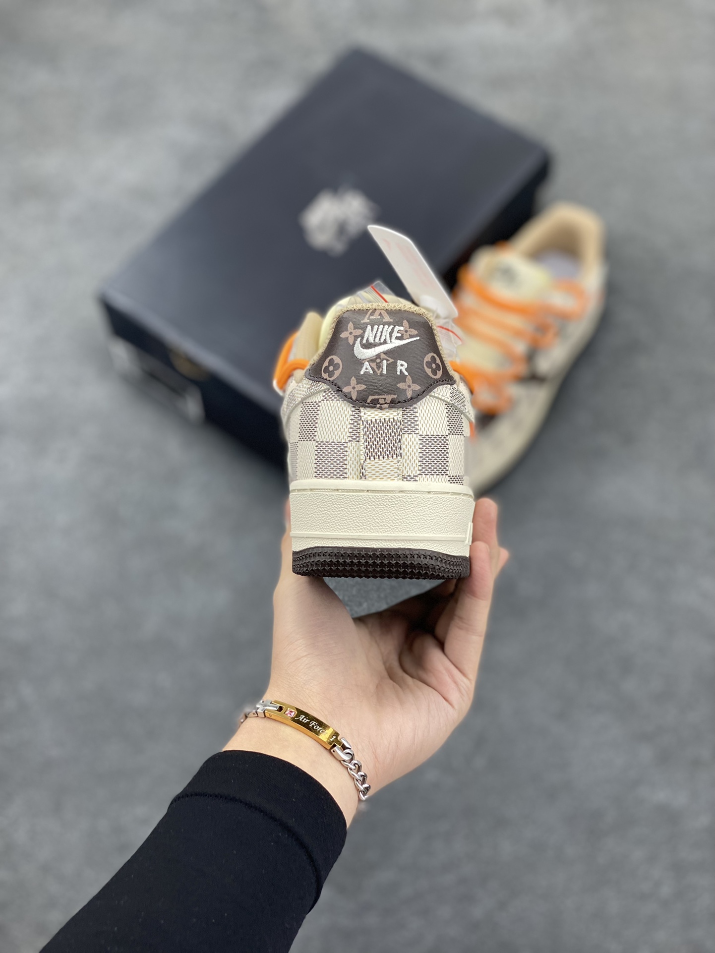 图片[4]-福利特价 Nike Air Force 1\’07 Low LV绑带解构 空军一号休闲运动板鞋 原楦头原纸板 纯正空军版型专注外贸渠道 全掌内置蜂窝气垫 #原盒配件 原厂中底钢印、拉帮完美 货号：CV1724-112 尺码：36 36.5 37.5 38 38.5 39 40 40.5 41 42 42.5 43 44 44.5 45-选品中心