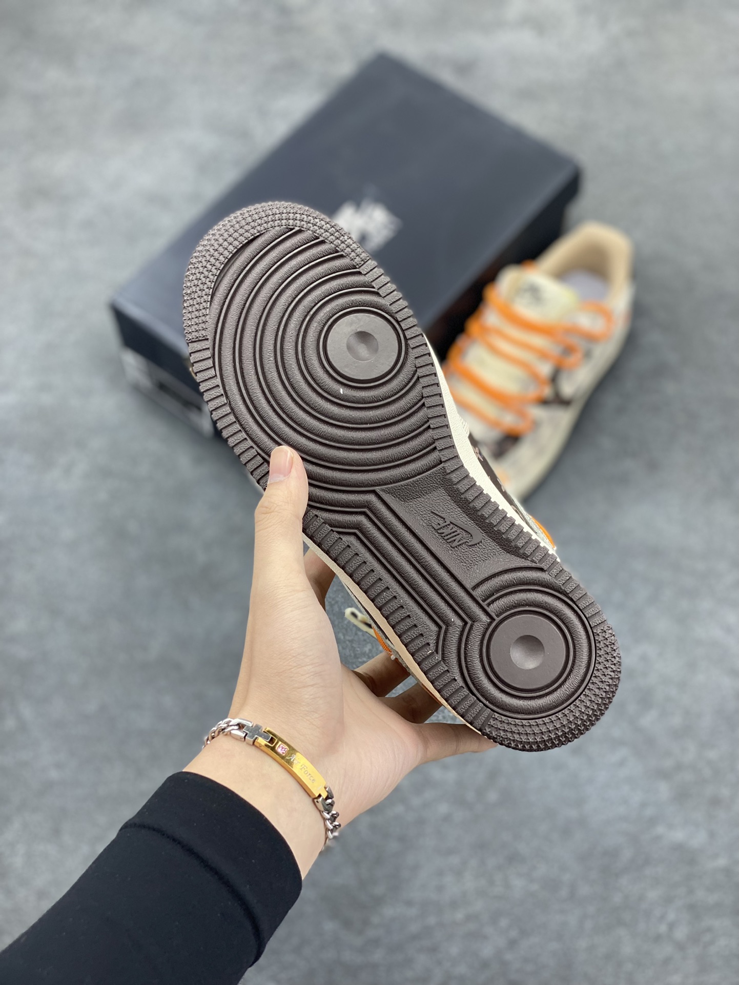 图片[5]-福利特价 Nike Air Force 1\’07 Low LV绑带解构 空军一号休闲运动板鞋 原楦头原纸板 纯正空军版型专注外贸渠道 全掌内置蜂窝气垫 #原盒配件 原厂中底钢印、拉帮完美 货号：CV1724-112 尺码：36 36.5 37.5 38 38.5 39 40 40.5 41 42 42.5 43 44 44.5 45-选品中心