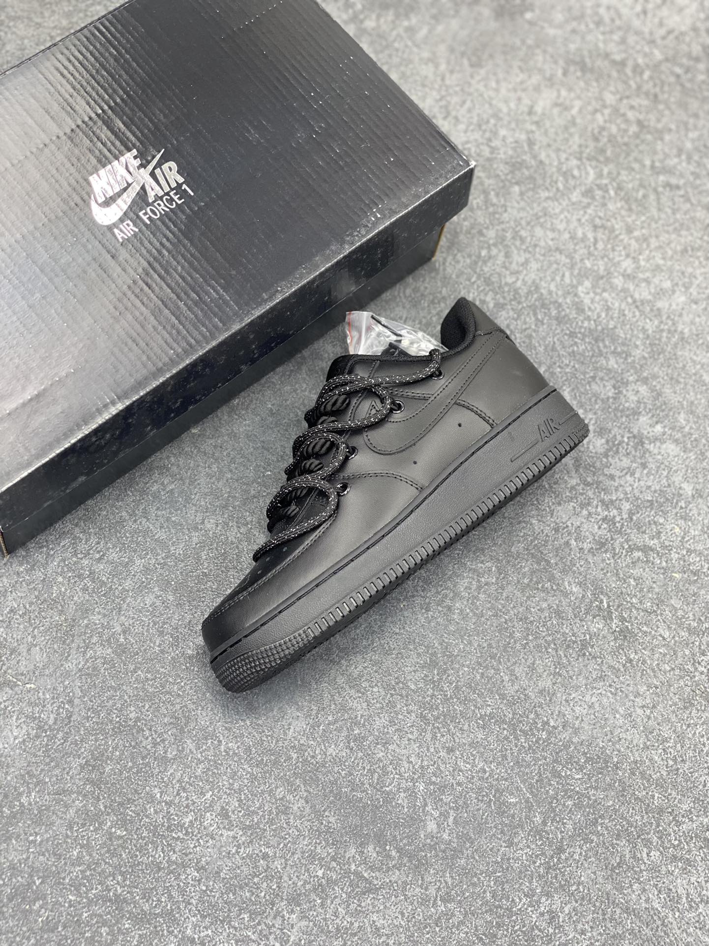 图片[7]-福利特价 专属定制个性OW标志性\”登山\”鞋带系统,Nike By You Air Force 1\’07 Low Retro SP空军一号低帮经典百搭休闲运动板鞋“全黑武士绑绳” 官方同步 原装级别 原楦头原纸板 打造纯正空军版型#专注外贸渠道 全掌内置蜂窝气垫 #原盒配件 原厂中底钢印、拉帮完美 货号：CV1724-001 尺码：36 36.5 37.5 38 39 40 40.5 41 42 42.5 43 44 44.5 44.5 45-选品中心