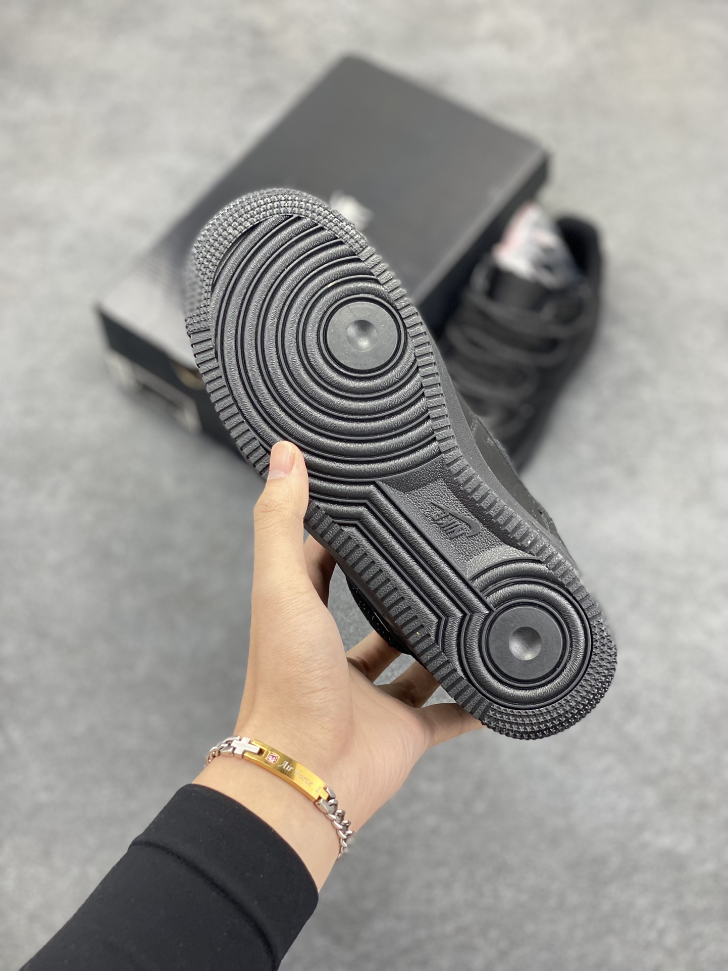 图片[5]-福利特价 专属定制个性OW标志性\”登山\”鞋带系统,Nike By You Air Force 1\’07 Low Retro SP空军一号低帮经典百搭休闲运动板鞋“全黑武士绑绳” 官方同步 原装级别 原楦头原纸板 打造纯正空军版型#专注外贸渠道 全掌内置蜂窝气垫 #原盒配件 原厂中底钢印、拉帮完美 货号：CV1724-001 尺码：36 36.5 37.5 38 39 40 40.5 41 42 42.5 43 44 44.5 44.5 45-选品中心