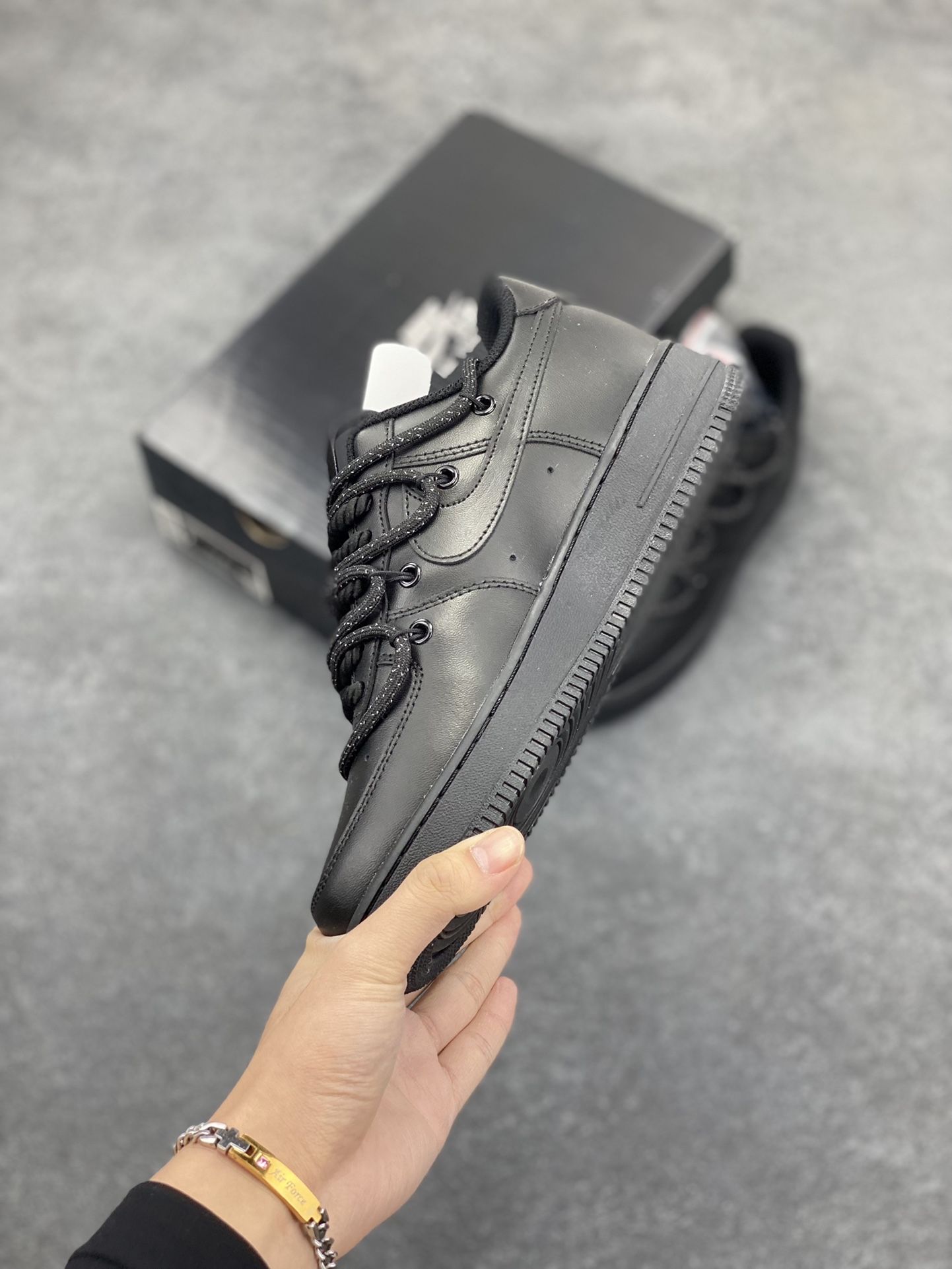 图片[3]-福利特价 专属定制个性OW标志性\”登山\”鞋带系统,Nike By You Air Force 1\’07 Low Retro SP空军一号低帮经典百搭休闲运动板鞋“全黑武士绑绳” 官方同步 原装级别 原楦头原纸板 打造纯正空军版型#专注外贸渠道 全掌内置蜂窝气垫 #原盒配件 原厂中底钢印、拉帮完美 货号：CV1724-001 尺码：36 36.5 37.5 38 39 40 40.5 41 42 42.5 43 44 44.5 44.5 45-选品中心