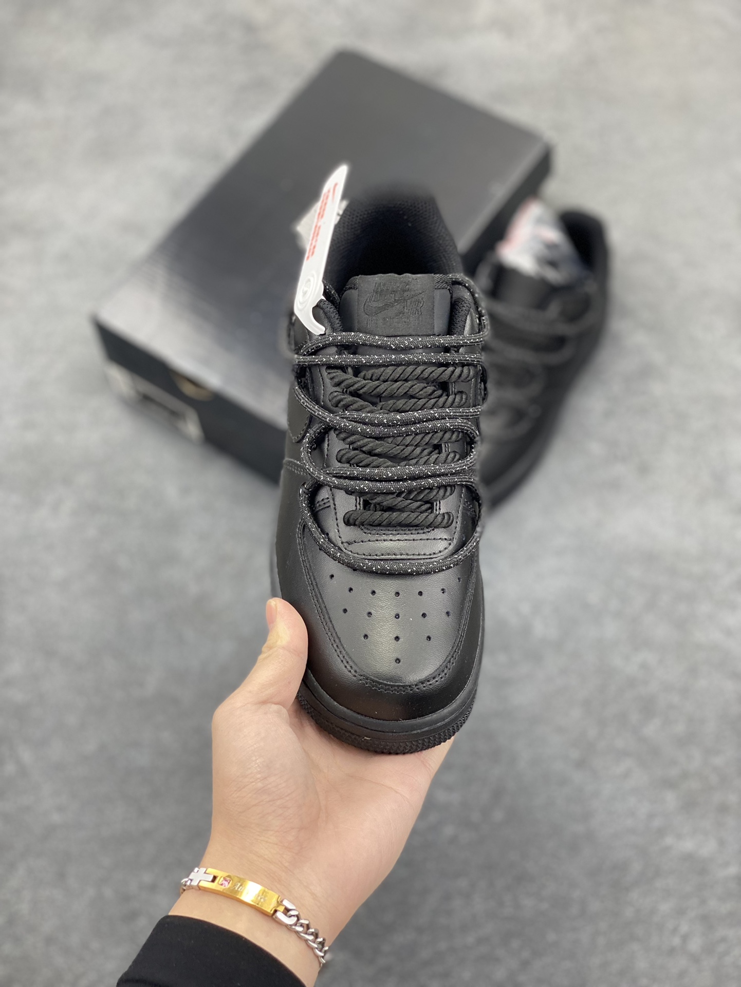 图片[2]-福利特价 专属定制个性OW标志性\”登山\”鞋带系统,Nike By You Air Force 1\’07 Low Retro SP空军一号低帮经典百搭休闲运动板鞋“全黑武士绑绳” 官方同步 原装级别 原楦头原纸板 打造纯正空军版型#专注外贸渠道 全掌内置蜂窝气垫 #原盒配件 原厂中底钢印、拉帮完美 货号：CV1724-001 尺码：36 36.5 37.5 38 39 40 40.5 41 42 42.5 43 44 44.5 44.5 45-选品中心