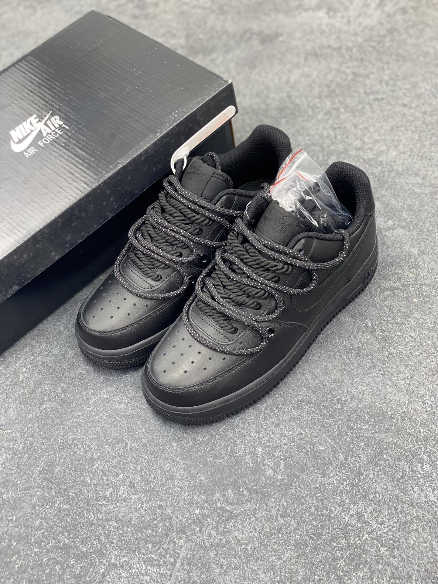 图片[8]-福利特价 专属定制个性OW标志性\”登山\”鞋带系统,Nike By You Air Force 1\’07 Low Retro SP空军一号低帮经典百搭休闲运动板鞋“全黑武士绑绳” 官方同步 原装级别 原楦头原纸板 打造纯正空军版型#专注外贸渠道 全掌内置蜂窝气垫 #原盒配件 原厂中底钢印、拉帮完美 货号：CV1724-001 尺码：36 36.5 37.5 38 39 40 40.5 41 42 42.5 43 44 44.5 44.5 45-选品中心