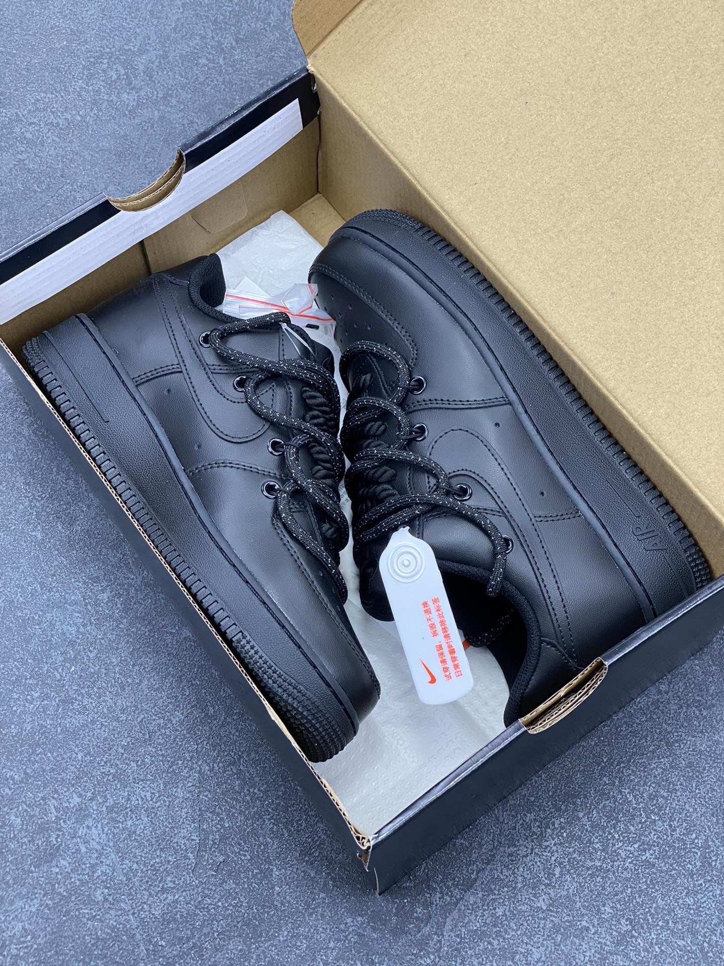 图片[9]-福利特价 专属定制个性OW标志性\”登山\”鞋带系统,Nike By You Air Force 1\’07 Low Retro SP空军一号低帮经典百搭休闲运动板鞋“全黑武士绑绳” 官方同步 原装级别 原楦头原纸板 打造纯正空军版型#专注外贸渠道 全掌内置蜂窝气垫 #原盒配件 原厂中底钢印、拉帮完美 货号：CV1724-001 尺码：36 36.5 37.5 38 39 40 40.5 41 42 42.5 43 44 44.5 44.5 45-选品中心