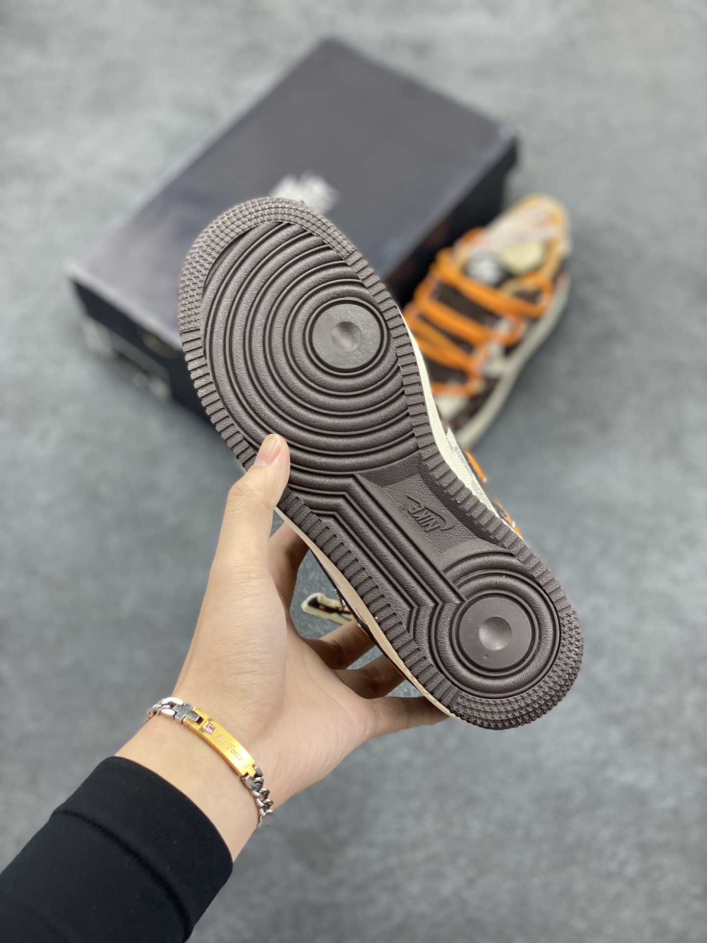 图片[5]-福利特价 创意定制 路易威登\”Louis Vuitton\”配色，Nike Air Force 1 07 LV8 Low\”Brown/Damier Azur/LV Monogram\”空军一号经典低帮百搭休闲运动板鞋“深棕米白格子橙绑绳” 原楦头原纸板 打造纯正空军版型 #专注外贸渠道 全掌内置蜂窝气垫 #原盒配件 原厂中底钢印、拉帮完美 货号：CV1724-113 尺码：36 36.5 37.5 38 38.5 39 40 40.5 41 42 42.5 43 44 44.5 45-选品中心