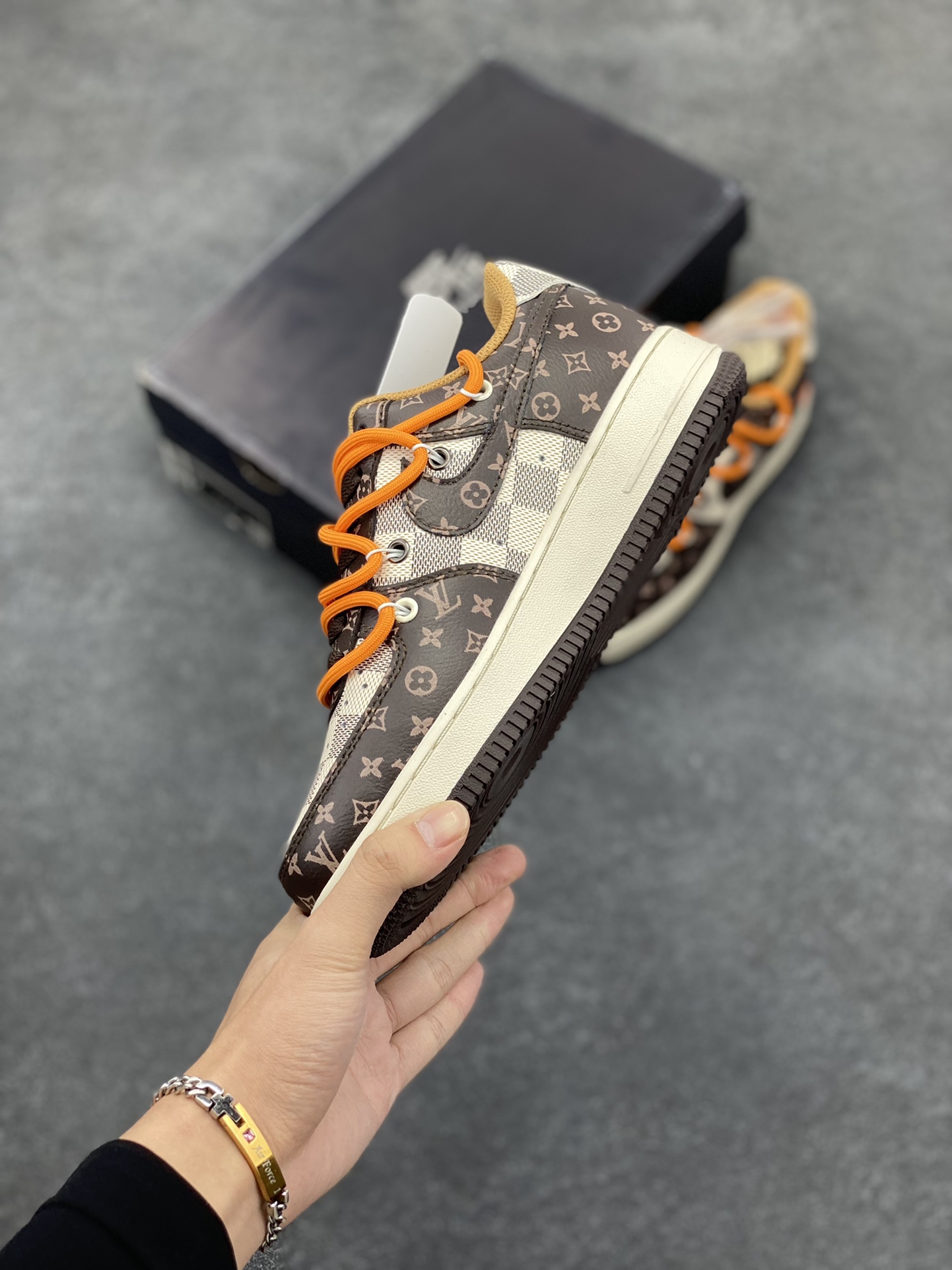 图片[3]-福利特价 创意定制 路易威登\”Louis Vuitton\”配色，Nike Air Force 1 07 LV8 Low\”Brown/Damier Azur/LV Monogram\”空军一号经典低帮百搭休闲运动板鞋“深棕米白格子橙绑绳” 原楦头原纸板 打造纯正空军版型 #专注外贸渠道 全掌内置蜂窝气垫 #原盒配件 原厂中底钢印、拉帮完美 货号：CV1724-113 尺码：36 36.5 37.5 38 38.5 39 40 40.5 41 42 42.5 43 44 44.5 45-选品中心