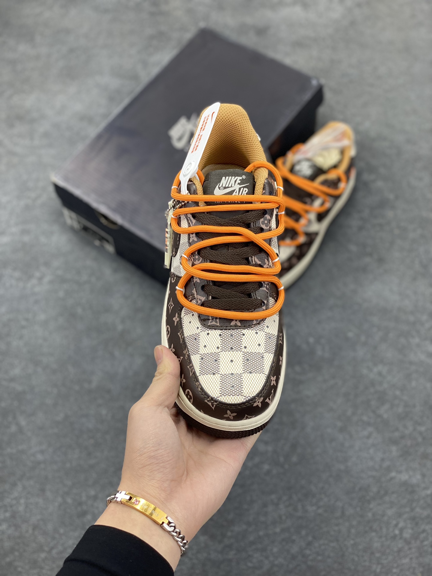 图片[2]-福利特价 创意定制 路易威登\”Louis Vuitton\”配色，Nike Air Force 1 07 LV8 Low\”Brown/Damier Azur/LV Monogram\”空军一号经典低帮百搭休闲运动板鞋“深棕米白格子橙绑绳” 原楦头原纸板 打造纯正空军版型 #专注外贸渠道 全掌内置蜂窝气垫 #原盒配件 原厂中底钢印、拉帮完美 货号：CV1724-113 尺码：36 36.5 37.5 38 38.5 39 40 40.5 41 42 42.5 43 44 44.5 45-选品中心