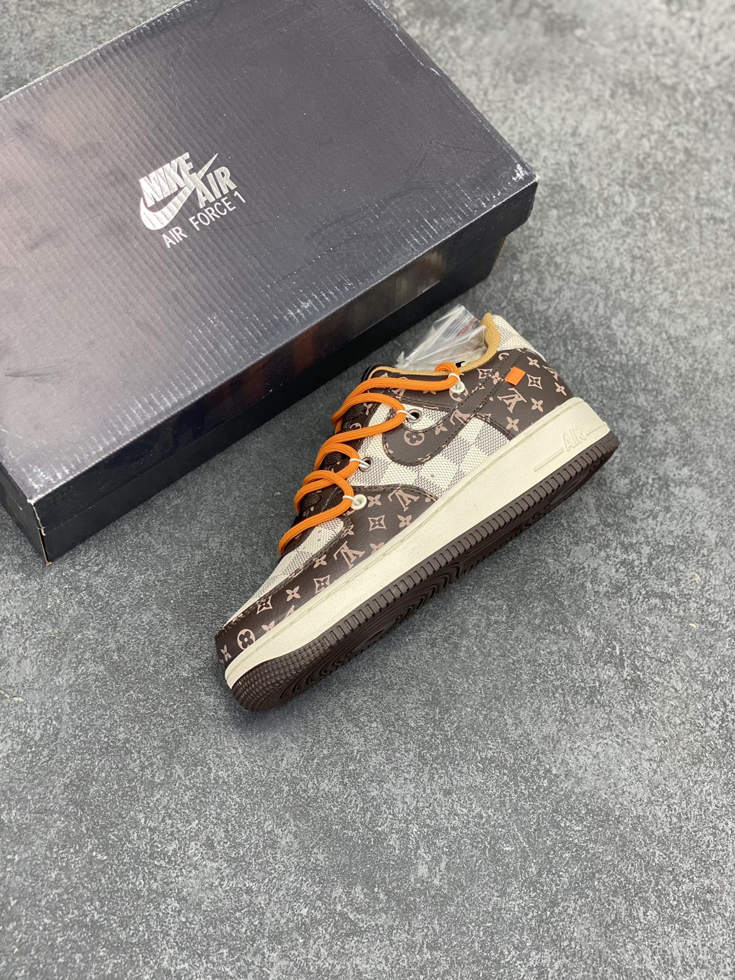 图片[7]-福利特价 创意定制 路易威登\”Louis Vuitton\”配色，Nike Air Force 1 07 LV8 Low\”Brown/Damier Azur/LV Monogram\”空军一号经典低帮百搭休闲运动板鞋“深棕米白格子橙绑绳” 原楦头原纸板 打造纯正空军版型 #专注外贸渠道 全掌内置蜂窝气垫 #原盒配件 原厂中底钢印、拉帮完美 货号：CV1724-113 尺码：36 36.5 37.5 38 38.5 39 40 40.5 41 42 42.5 43 44 44.5 45-选品中心