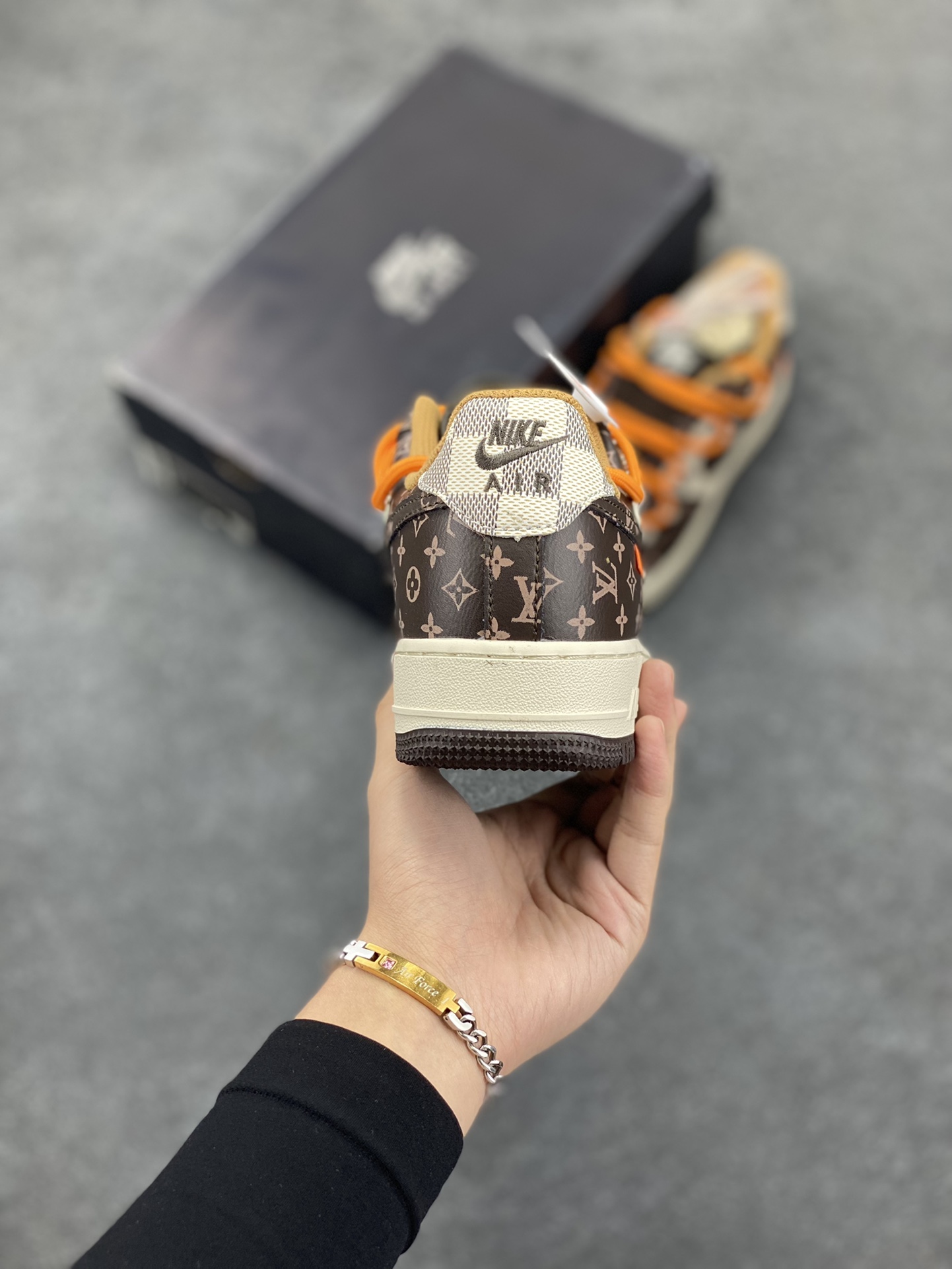 图片[4]-福利特价 创意定制 路易威登\”Louis Vuitton\”配色，Nike Air Force 1 07 LV8 Low\”Brown/Damier Azur/LV Monogram\”空军一号经典低帮百搭休闲运动板鞋“深棕米白格子橙绑绳” 原楦头原纸板 打造纯正空军版型 #专注外贸渠道 全掌内置蜂窝气垫 #原盒配件 原厂中底钢印、拉帮完美 货号：CV1724-113 尺码：36 36.5 37.5 38 38.5 39 40 40.5 41 42 42.5 43 44 44.5 45-选品中心