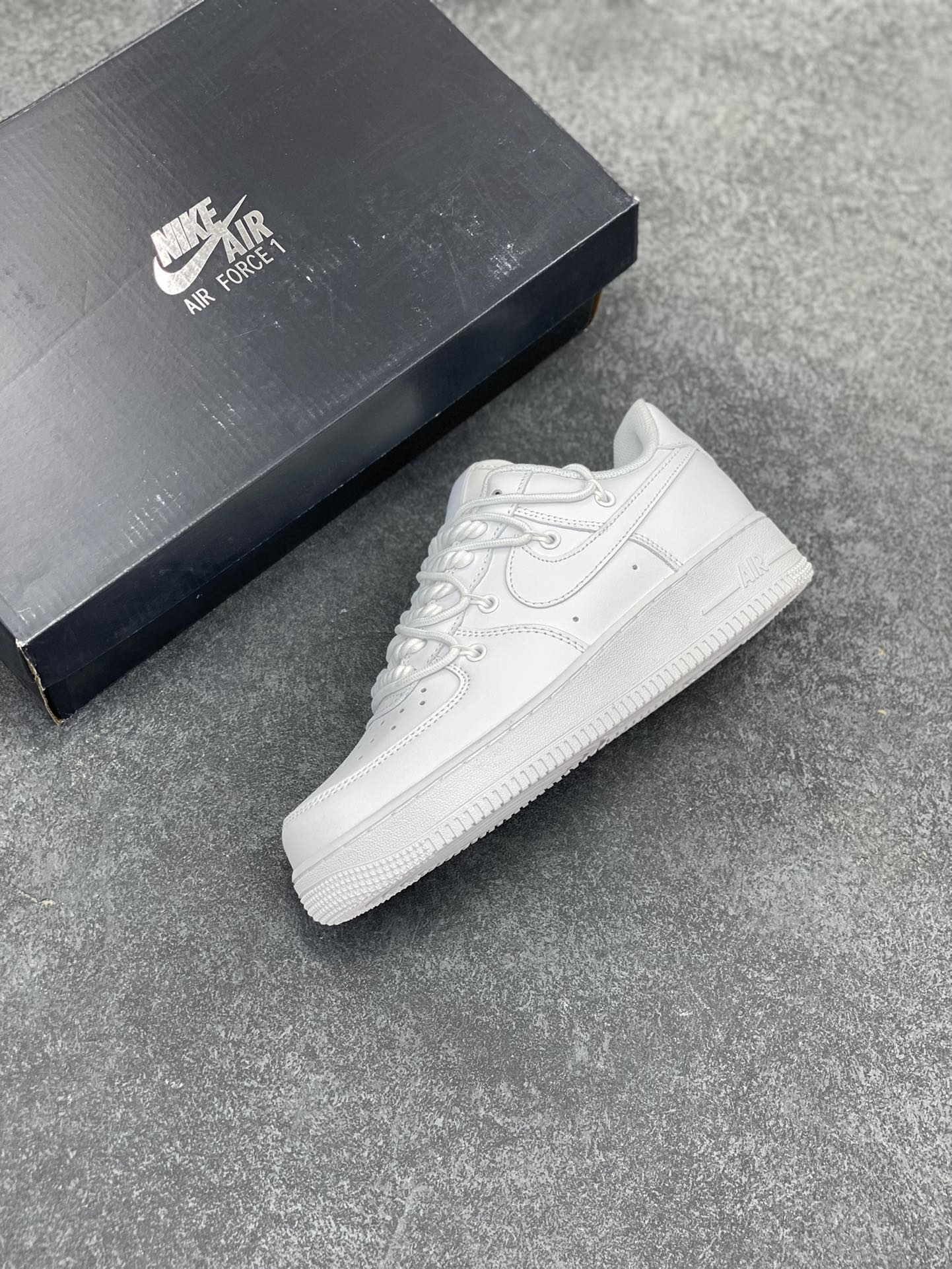 图片[7]-福利特价 Nike Air Force 1 Low \’07 纯白绑绳解构 空军一号低帮板鞋 官方同步 原装级别 原楦头原纸板 打造纯正空军版型#专注外贸渠道 全掌内置蜂窝气垫 #原盒配件 原厂中底钢印、拉帮完美 货号：CV1724-111 尺码：36 36.5 37.5 38 38.5 39 40 40.5 41 42 42.5 43 44 44.5 45-选品中心