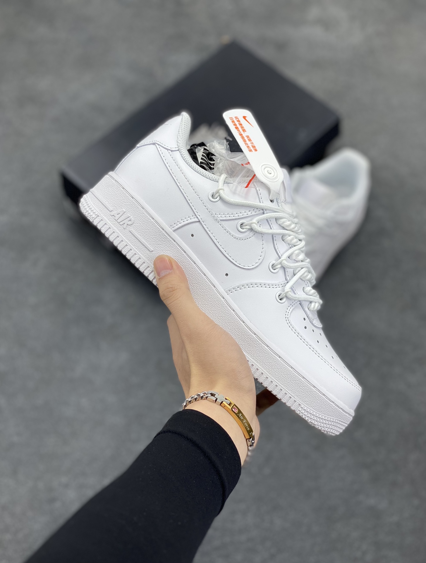 福利特价 Nike Air Force 1 Low \’07 纯白绑绳解构 空军一号低帮板鞋 官方同步 原装级别 原楦头原纸板 打造纯正空军版型#专注外贸渠道 全掌内置蜂窝气垫 #原盒配件 原厂中底钢印、拉帮完美 货号:CV1724-111 尺码:36 36.5 37.5 38 38.5 39 40 40.5 41 42 42.5 43 44 44.5 45-选品中心