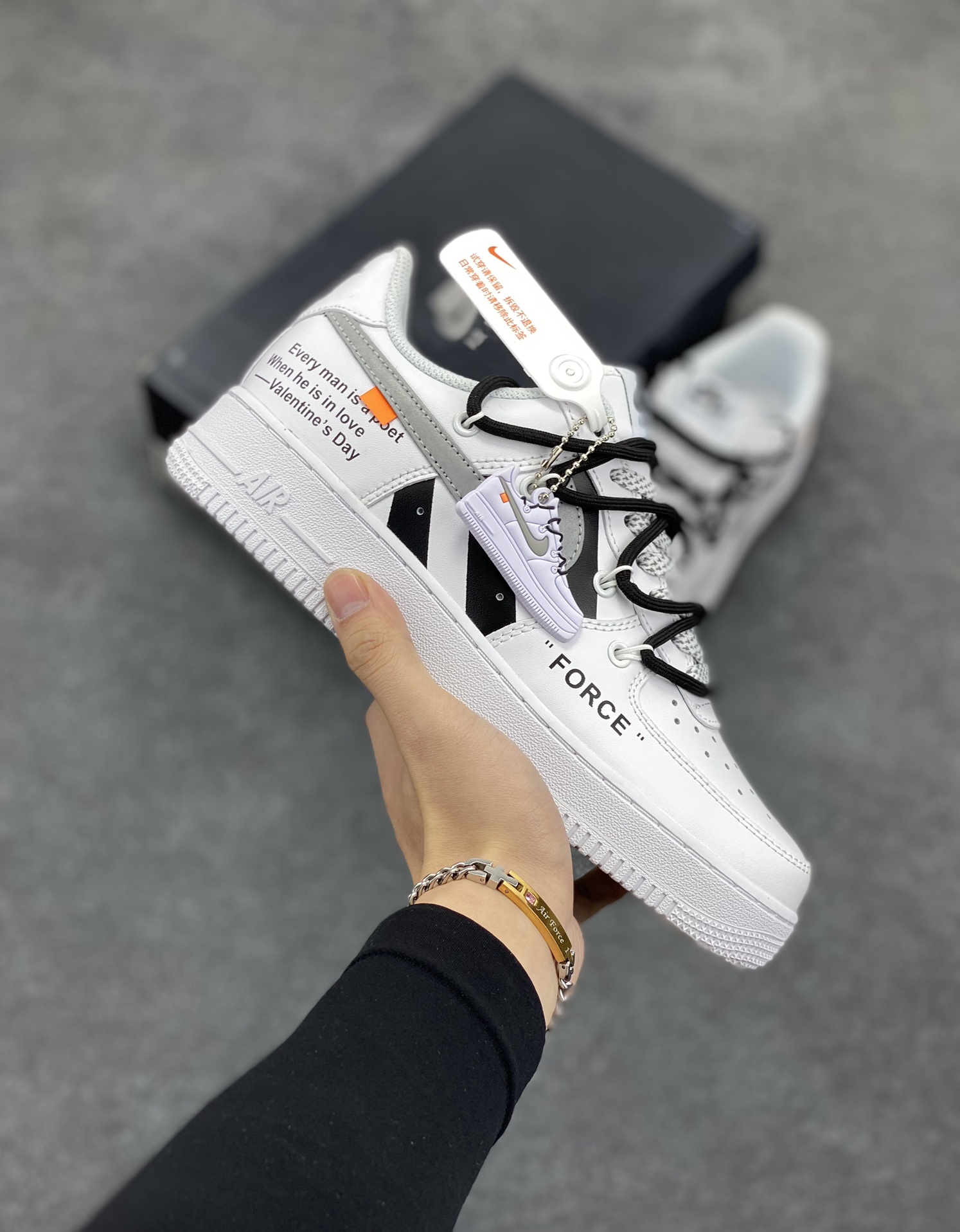 福利特价 创意定制配色, Nike Air Force 1 07 LV8 空军一号低帮板鞋 经典印花 解构主义绑绳 原装级别 原楦头原纸板 打造纯正空军版型专注外贸渠道 全掌内置蜂窝气垫 原盒配件 原厂中底钢印、拉帮完美  货号：CV1724-115 尺码：36 36.5 37.5 38 38.5 39 40 40.5 41 42 42.5 43 44 44.5 45-选品中心