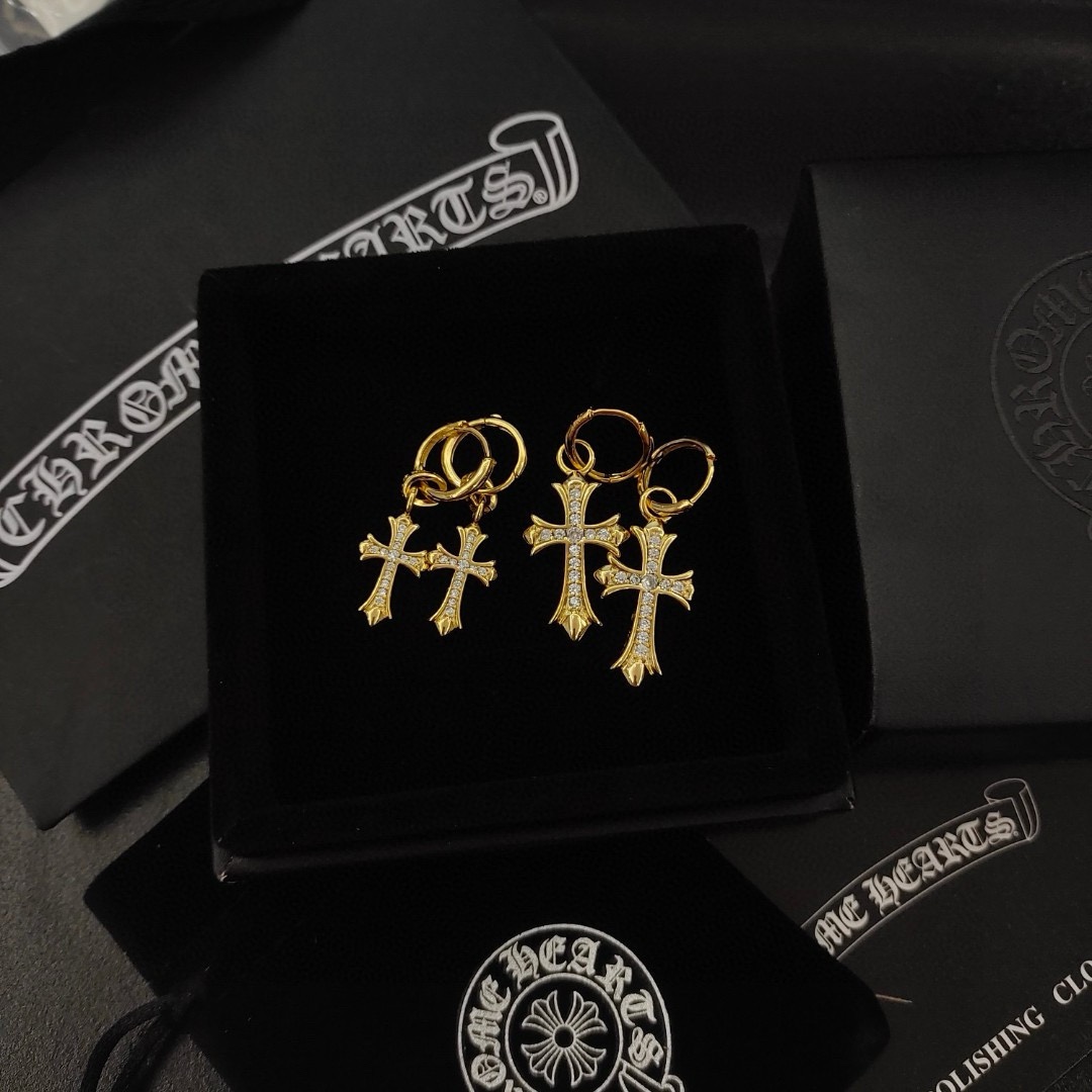 NO:863391,[Counter quality] Chrome Hearts classic double cross earrings, different concave and convex shapes, different pattern design styles, showing a distinctive cross and the Scout flower is the symbol of Chrome Hearts, so it is more durable. Genuine pattern-printed Chrome Hearts distinguishes the ordinary light version in the market. Match the standard quality. Look at the printing details, the degree of retro gray oxidation. Seiko version!  !  !  Purely handmade ~ Authentic open mold fashion essentials. Can be worn by both men and women. Same style for couples. Official website original. Rock punk Thai silver style. Retro elements. Trendy and versatile!  , jewelry boutique, chrome hearts, chrome hearts19860909【专柜品质】Chrome Hearts克罗心 经典双十字架耳钉 凹凸造型不同的花纹设计风格 呈现出与众不同 十字架 童军花是克罗心的志 所以更经久不衰 正品打版Chrome Hearts克罗心 区别市场普通轻版 对版对标品质 看字印细节 复古做旧灰氧程度.精工版本！！！ 纯手工打造 ～正品开模潮流时尚必备 男女均可佩戴 情侣同款 官网原版 摇滚朋克泰银风格 复古元素 潮流百搭！,饰品精品,chrome hearts,chrome hearts,Jewelry