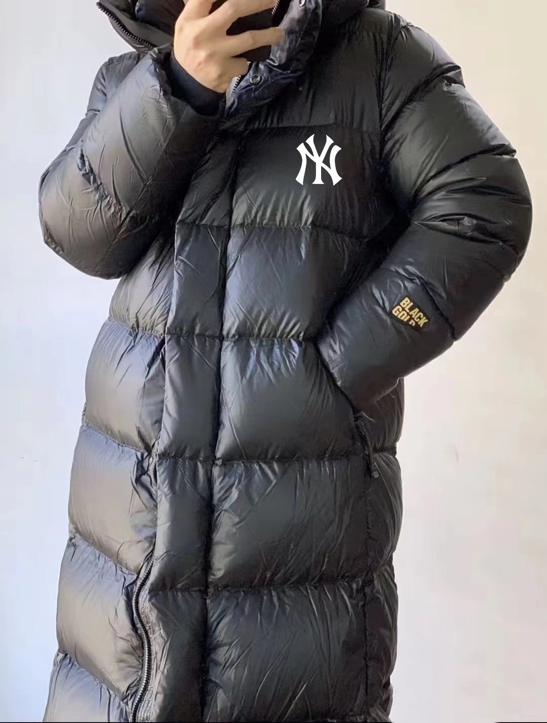 供货价:180💰『黑金长款羽绒服』石墨烯自发热工艺,80鸭绒填充内里,原包装+原吊牌 
mlb最新款经黑金长款羽绒服连帽男女情侣款
明星同款大捡漏
姐妹们快来薅大羊毛！买买买！超划算！
 90鸭绒+热反射！
黑金羽绒服内有热反射拼接能够有效降低热能消失这种银离子特殊保温面料
在这两年高端羽绒服中很常见穿上更加蓄热保暖!
连帽可拆卸客拉链+内里门襟两侧有隐形口袋置物更安全建议多备几件品质控苾选!
面料:100锦纶，里料:100聚酯纤维
胆料:100聚酯纤维填充物:90鸭绒，
其它填充物:100聚酯纤维，
高密定织面料防风防泼水90鸭绒填充高蓬松 
按压回弹收到货你拍一拍会慢慢的蓬起来，
这种款式比拼的是面料、
做工和羽绒的含绒量这也是我推荐的原因!
后背黑科技设计遇热发热穿在身上一直暖暖的
颜色:黑色











