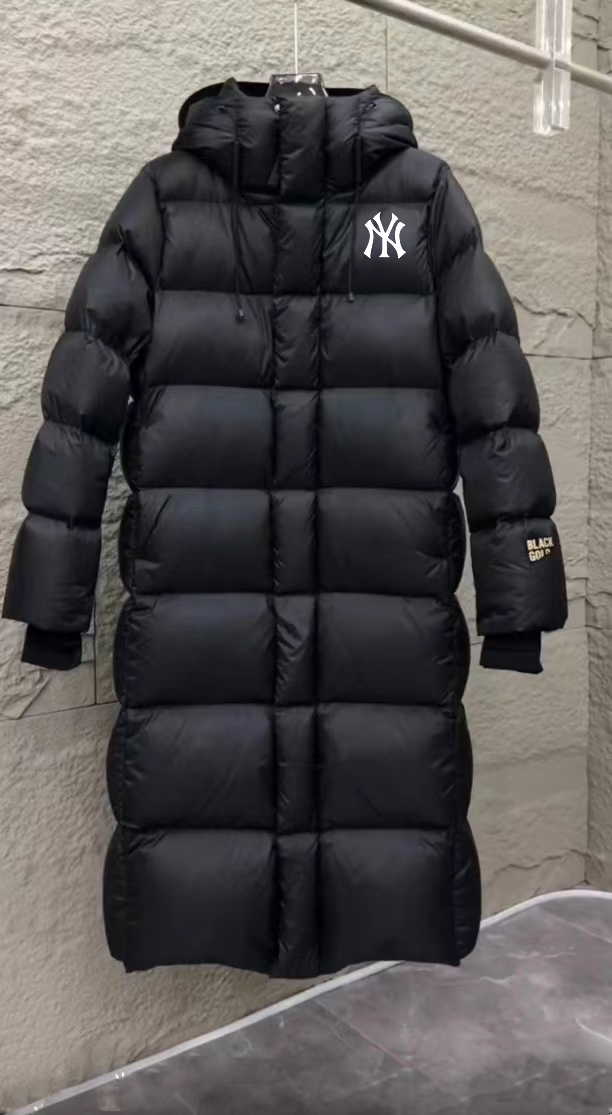 供货价:180💰『黑金长款羽绒服』石墨烯自发热工艺,80鸭绒填充内里,原包装+原吊牌 
mlb最新款经黑金长款羽绒服连帽男女情侣款
明星同款大捡漏
姐妹们快来薅大羊毛！买买买！超划算！
 90鸭绒+热反射！
黑金羽绒服内有热反射拼接能够有效降低热能消失这种银离子特殊保温面料
在这两年高端羽绒服中很常见穿上更加蓄热保暖!
连帽可拆卸客拉链+内里门襟两侧有隐形口袋置物更安全建议多备几件品质控苾选!
面料:100锦纶，里料:100聚酯纤维
胆料:100聚酯纤维填充物:90鸭绒，
其它填充物:100聚酯纤维，
高密定织面料防风防泼水90鸭绒填充高蓬松 
按压回弹收到货你拍一拍会慢慢的蓬起来，
这种款式比拼的是面料、
做工和羽绒的含绒量这也是我推荐的原因!
后背黑科技设计遇热发热穿在身上一直暖暖的
颜色:黑色











