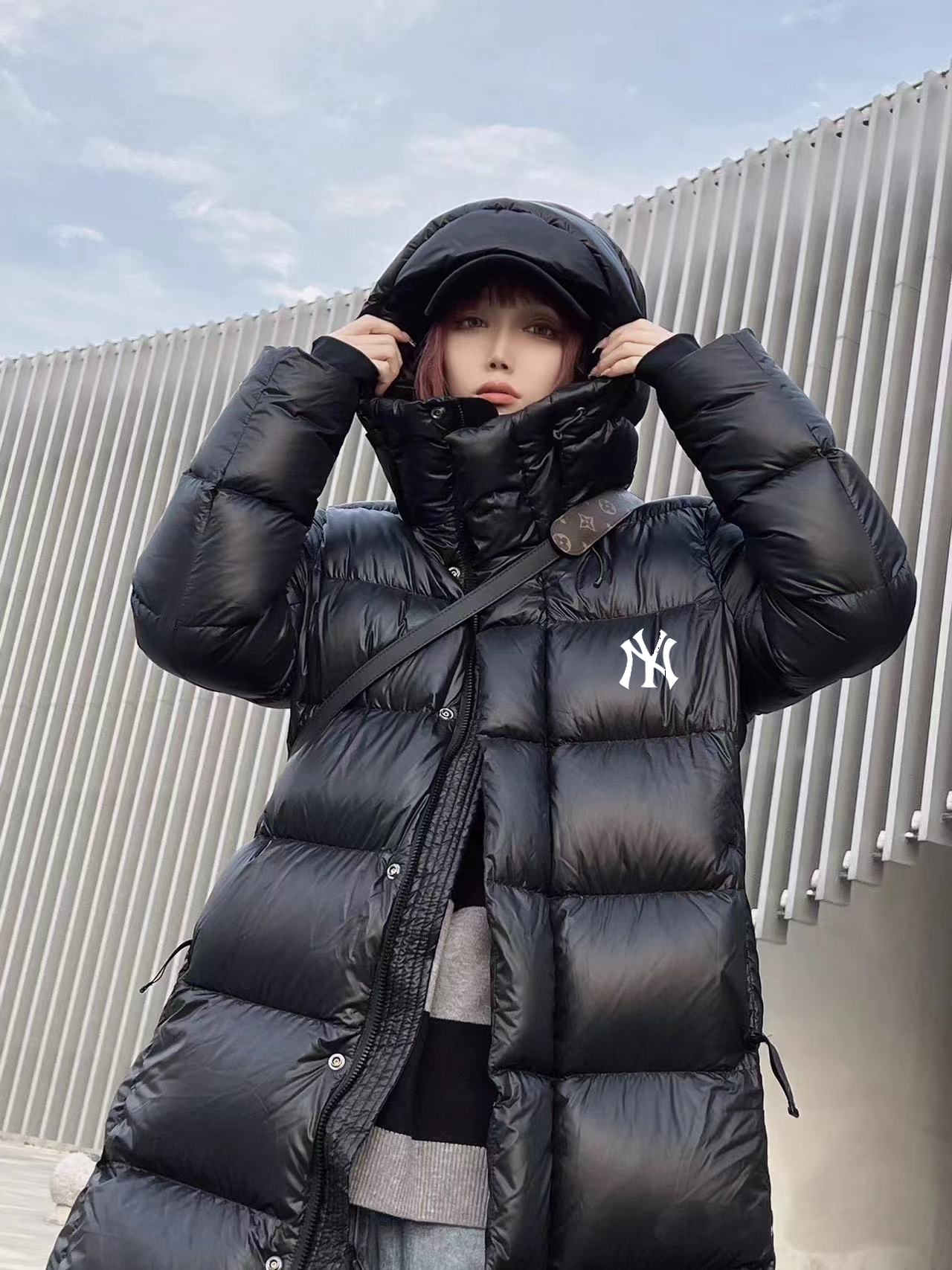 供货价:180💰『黑金长款羽绒服』石墨烯自发热工艺,80鸭绒填充内里,原包装+原吊牌 
mlb最新款经黑金长款羽绒服连帽男女情侣款
明星同款大捡漏
姐妹们快来薅大羊毛！买买买！超划算！
 90鸭绒+热反射！
黑金羽绒服内有热反射拼接能够有效降低热能消失这种银离子特殊保温面料
在这两年高端羽绒服中很常见穿上更加蓄热保暖!
连帽可拆卸客拉链+内里门襟两侧有隐形口袋置物更安全建议多备几件品质控苾选!
面料:100锦纶，里料:100聚酯纤维
胆料:100聚酯纤维填充物:90鸭绒，
其它填充物:100聚酯纤维，
高密定织面料防风防泼水90鸭绒填充高蓬松 
按压回弹收到货你拍一拍会慢慢的蓬起来，
这种款式比拼的是面料、
做工和羽绒的含绒量这也是我推荐的原因!
后背黑科技设计遇热发热穿在身上一直暖暖的
颜色:黑色











