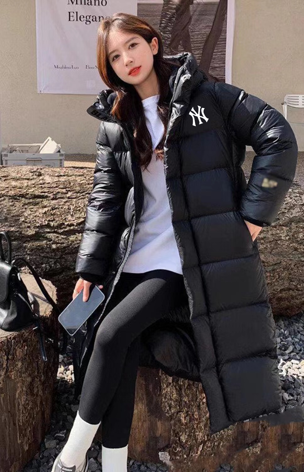 供货价:180💰『黑金长款羽绒服』石墨烯自发热工艺,80鸭绒填充内里,原包装+原吊牌 
mlb最新款经黑金长款羽绒服连帽男女情侣款
明星同款大捡漏
姐妹们快来薅大羊毛！买买买！超划算！
 90鸭绒+热反射！
黑金羽绒服内有热反射拼接能够有效降低热能消失这种银离子特殊保温面料
在这两年高端羽绒服中很常见穿上更加蓄热保暖!
连帽可拆卸客拉链+内里门襟两侧有隐形口袋置物更安全建议多备几件品质控苾选!
面料:100锦纶，里料:100聚酯纤维
胆料:100聚酯纤维填充物:90鸭绒，
其它填充物:100聚酯纤维，
高密定织面料防风防泼水90鸭绒填充高蓬松 
按压回弹收到货你拍一拍会慢慢的蓬起来，
这种款式比拼的是面料、
做工和羽绒的含绒量这也是我推荐的原因!
后背黑科技设计遇热发热穿在身上一直暖暖的
颜色:黑色











