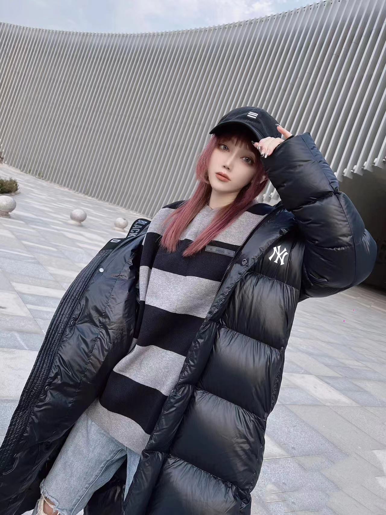 供货价:180💰『黑金长款羽绒服』石墨烯自发热工艺,80鸭绒填充内里,原包装+原吊牌 
mlb最新款经黑金长款羽绒服连帽男女情侣款
明星同款大捡漏
姐妹们快来薅大羊毛！买买买！超划算！
 90鸭绒+热反射！
黑金羽绒服内有热反射拼接能够有效降低热能消失这种银离子特殊保温面料
在这两年高端羽绒服中很常见穿上更加蓄热保暖!
连帽可拆卸客拉链+内里门襟两侧有隐形口袋置物更安全建议多备几件品质控苾选!
面料:100锦纶，里料:100聚酯纤维
胆料:100聚酯纤维填充物:90鸭绒，
其它填充物:100聚酯纤维，
高密定织面料防风防泼水90鸭绒填充高蓬松 
按压回弹收到货你拍一拍会慢慢的蓬起来，
这种款式比拼的是面料、
做工和羽绒的含绒量这也是我推荐的原因!
后背黑科技设计遇热发热穿在身上一直暖暖的
颜色:黑色











