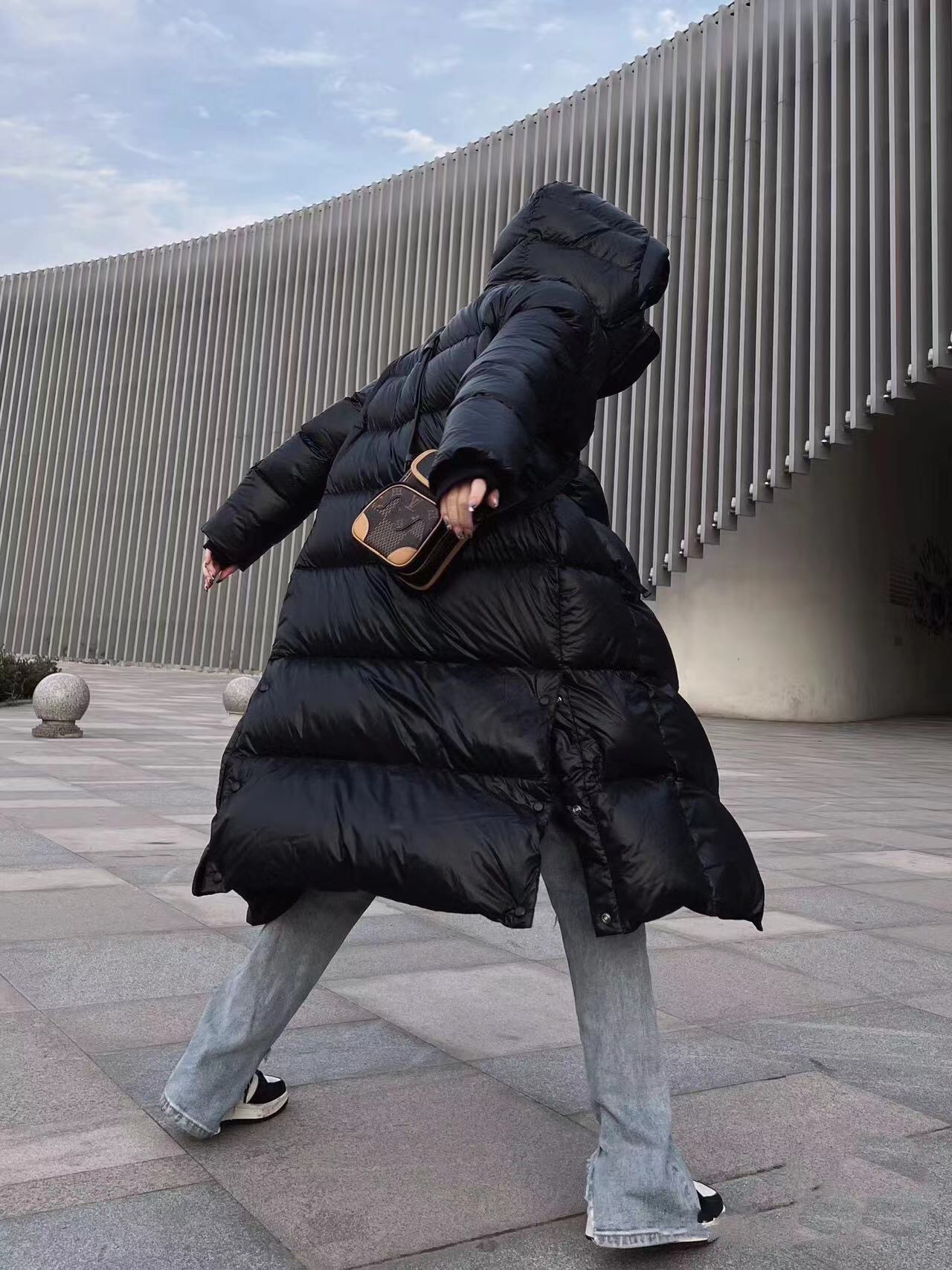 供货价:180💰『黑金长款羽绒服』石墨烯自发热工艺,80鸭绒填充内里,原包装+原吊牌 
mlb最新款经黑金长款羽绒服连帽男女情侣款
明星同款大捡漏
姐妹们快来薅大羊毛！买买买！超划算！
 90鸭绒+热反射！
黑金羽绒服内有热反射拼接能够有效降低热能消失这种银离子特殊保温面料
在这两年高端羽绒服中很常见穿上更加蓄热保暖!
连帽可拆卸客拉链+内里门襟两侧有隐形口袋置物更安全建议多备几件品质控苾选!
面料:100锦纶，里料:100聚酯纤维
胆料:100聚酯纤维填充物:90鸭绒，
其它填充物:100聚酯纤维，
高密定织面料防风防泼水90鸭绒填充高蓬松 
按压回弹收到货你拍一拍会慢慢的蓬起来，
这种款式比拼的是面料、
做工和羽绒的含绒量这也是我推荐的原因!
后背黑科技设计遇热发热穿在身上一直暖暖的
颜色:黑色











