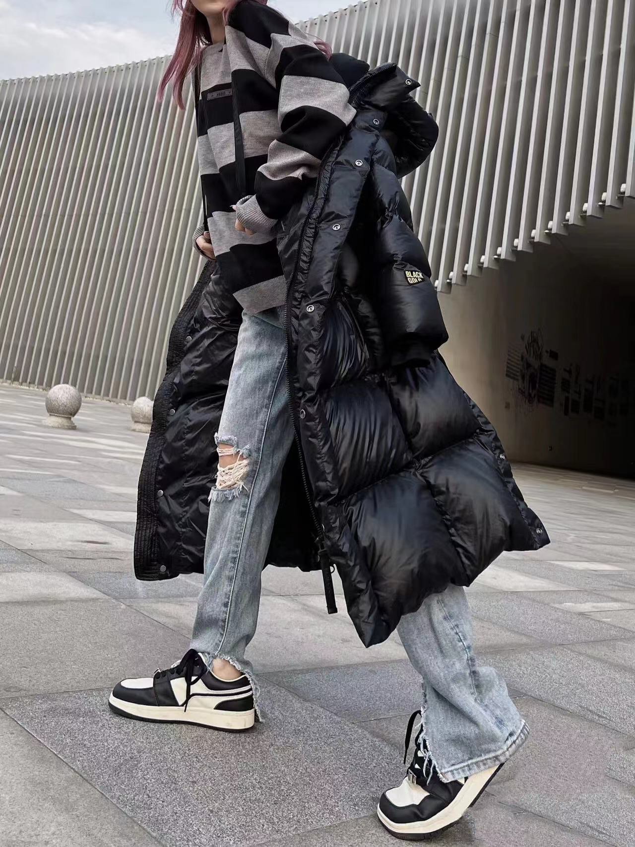 供货价:180💰『黑金长款羽绒服』石墨烯自发热工艺,80鸭绒填充内里,原包装+原吊牌 
mlb最新款经黑金长款羽绒服连帽男女情侣款
明星同款大捡漏
姐妹们快来薅大羊毛！买买买！超划算！
 90鸭绒+热反射！
黑金羽绒服内有热反射拼接能够有效降低热能消失这种银离子特殊保温面料
在这两年高端羽绒服中很常见穿上更加蓄热保暖!
连帽可拆卸客拉链+内里门襟两侧有隐形口袋置物更安全建议多备几件品质控苾选!
面料:100锦纶，里料:100聚酯纤维
胆料:100聚酯纤维填充物:90鸭绒，
其它填充物:100聚酯纤维，
高密定织面料防风防泼水90鸭绒填充高蓬松 
按压回弹收到货你拍一拍会慢慢的蓬起来，
这种款式比拼的是面料、
做工和羽绒的含绒量这也是我推荐的原因!
后背黑科技设计遇热发热穿在身上一直暖暖的
颜色:黑色











