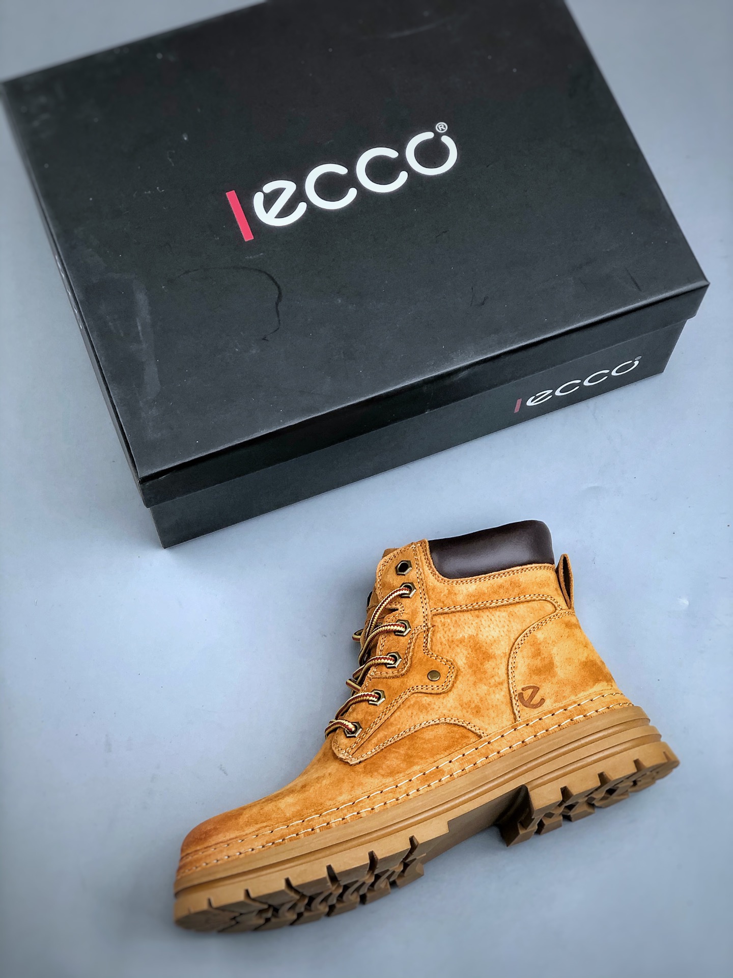 💰真标190💰公司级280💰纯原380
ECCO爱步男鞋大黄靴 防滑厚底马丁靴 工装靴真皮靴 适酷系列 臻选头层皮鞋面 弹性柔韧 舒适透气 带来舒适享受的脚感 贴合足底 便携简约系带设计 可自由调节松紧 细致精湛车线 牢固可靠 带来更持久穿搭品质 防滑弹力鞋底 清晰防滑纹理 轻盈弹力不厚重 抓地耐磨 舒适内里 柔软透气 合脚稳固 尺码：39 40 41 42 43 44 45（皮鞋码）