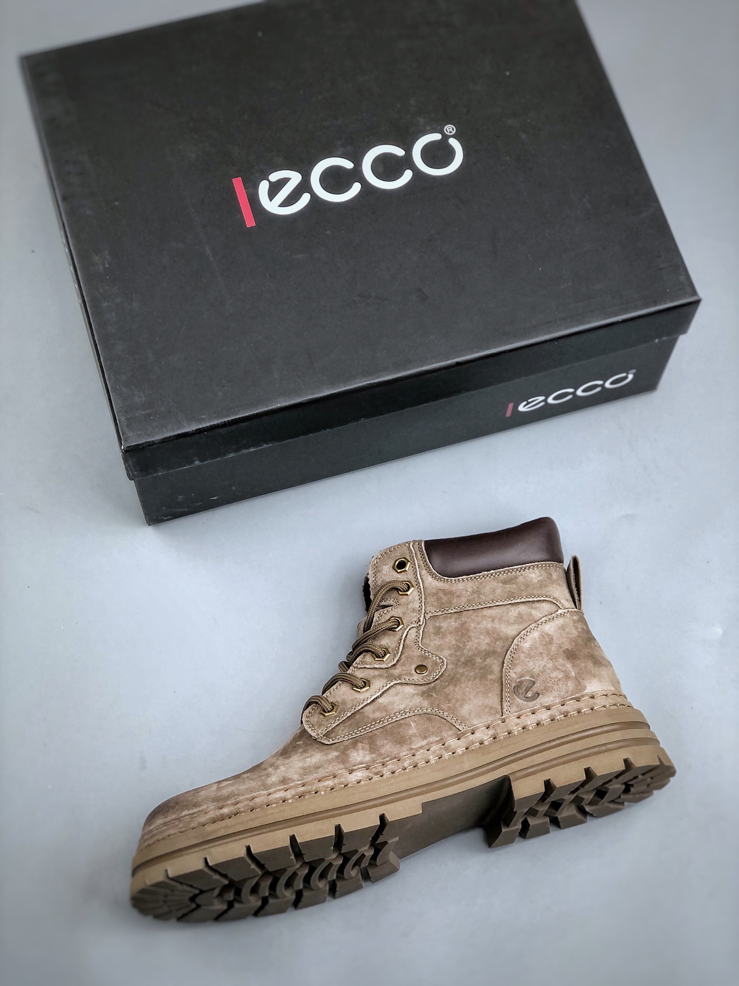 💰380
ECCO爱步男鞋大黄靴 防滑厚底马丁靴 工装靴真皮靴 适酷系列 臻选头层皮鞋面 弹性柔韧 舒适透气 带来舒适享受的脚感 贴合足底 便携简约系带设计 可自由调节松紧 细致精湛车线 牢固可靠 带来更持久穿搭品质 防滑弹力鞋底 清晰防滑纹理 轻盈弹力不厚重 抓地耐磨 舒适内里 柔软透气 合脚稳固 尺码：39 40 41 42 43 44 45（皮鞋码）
