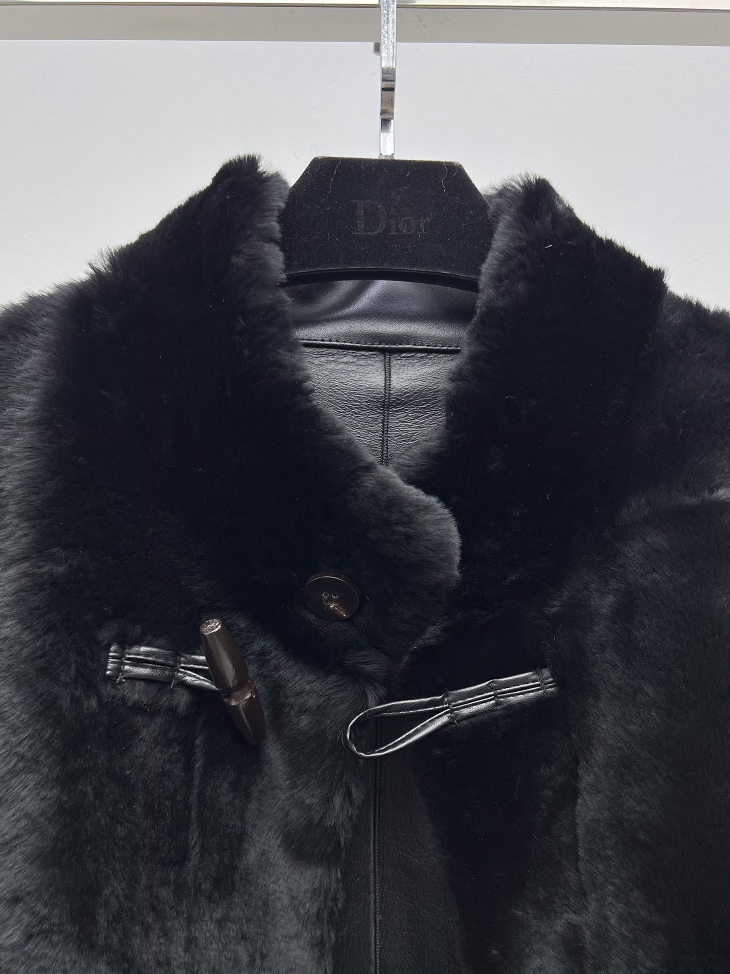 Fashionable Hard-Core Female Suit with Melinou Fur and Big Pockets - 图片 3