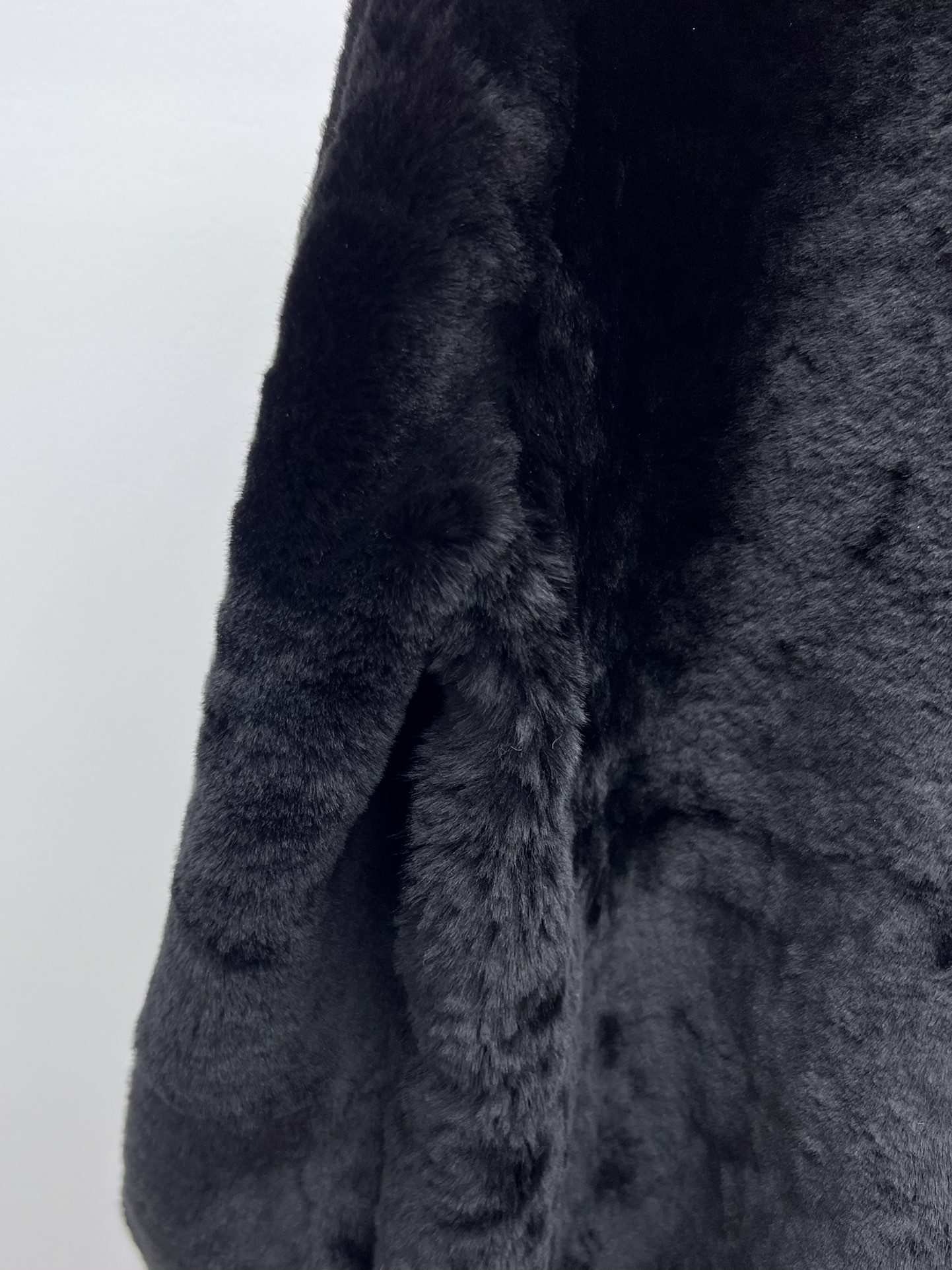 Fashionable Hard-Core Female Suit with Melinou Fur and Big Pockets - 图片 8