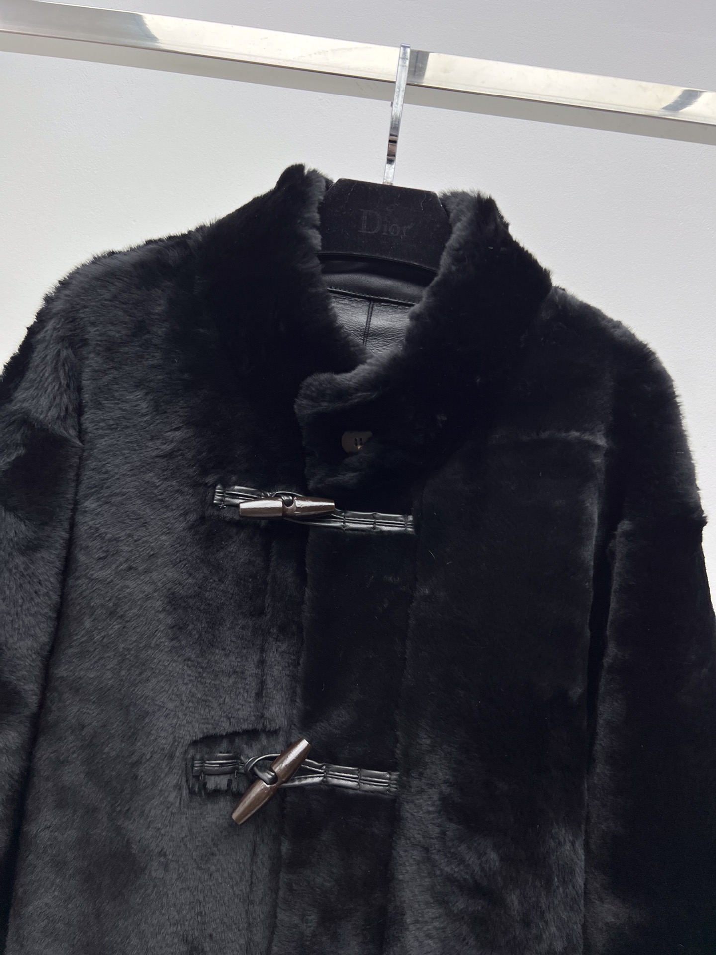 Fashionable Hard-Core Female Suit with Melinou Fur and Big Pockets - 图片 2