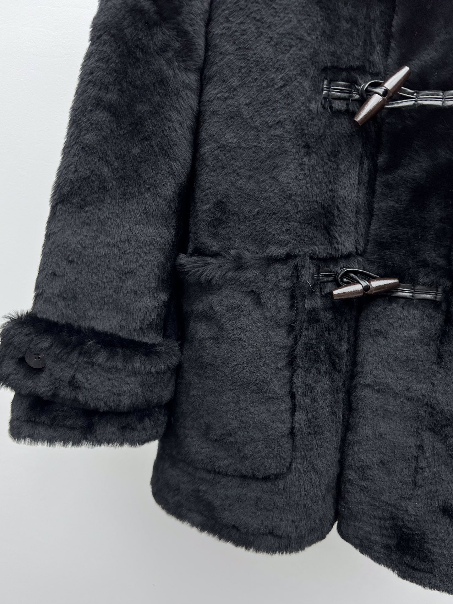 Fashionable Hard-Core Female Suit with Melinou Fur and Big Pockets - 图片 4