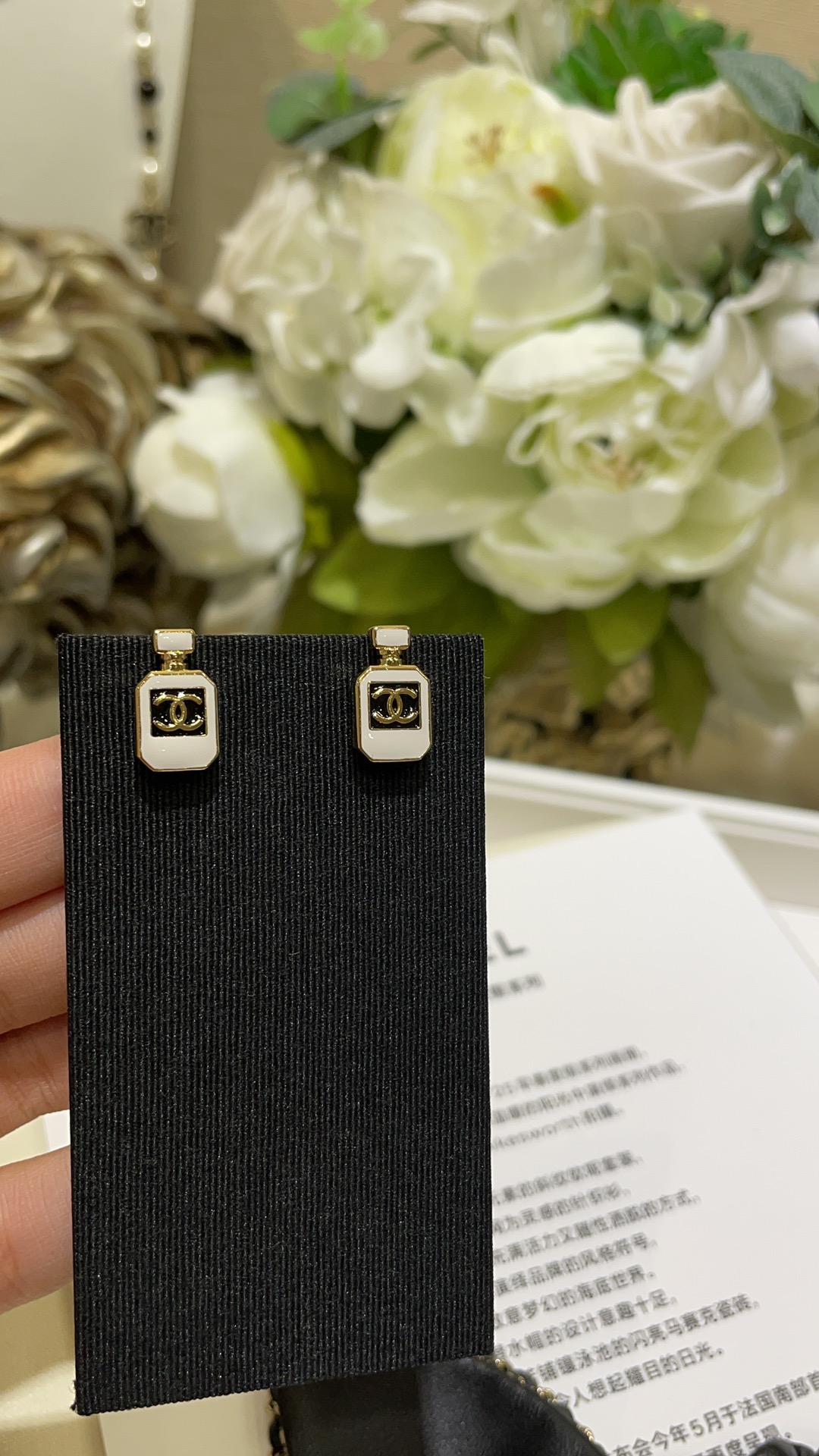 NO:631932,88160, arrived today to buy yb 25C new white perfume bottle with double C gold studs. Octagonal white perfume bottle with black enamel gold double C. Elegant and cute with a small fragrance. A must buy this season. The earrings are very mini. They are small enough to wear on the ear and are super delicate. Z version customization. Brass material. Buy the top version and earn money. Ear studs come with picture box, Cardia high-end jewelry.1986090988160,今日到货购入yb 25C新款白色香水瓶双C金色耳钉 八角白色香水瓶搭配黑色珐琅金色双C 优雅可爱极具小香气质 本季必买 耳钉很mini 小小一个佩戴上耳超级精致 z版定制 黄铜材质 顶级版本买到赚到 耳钉带图片包装盒,,卡迪亚高端饰品,Jewelry