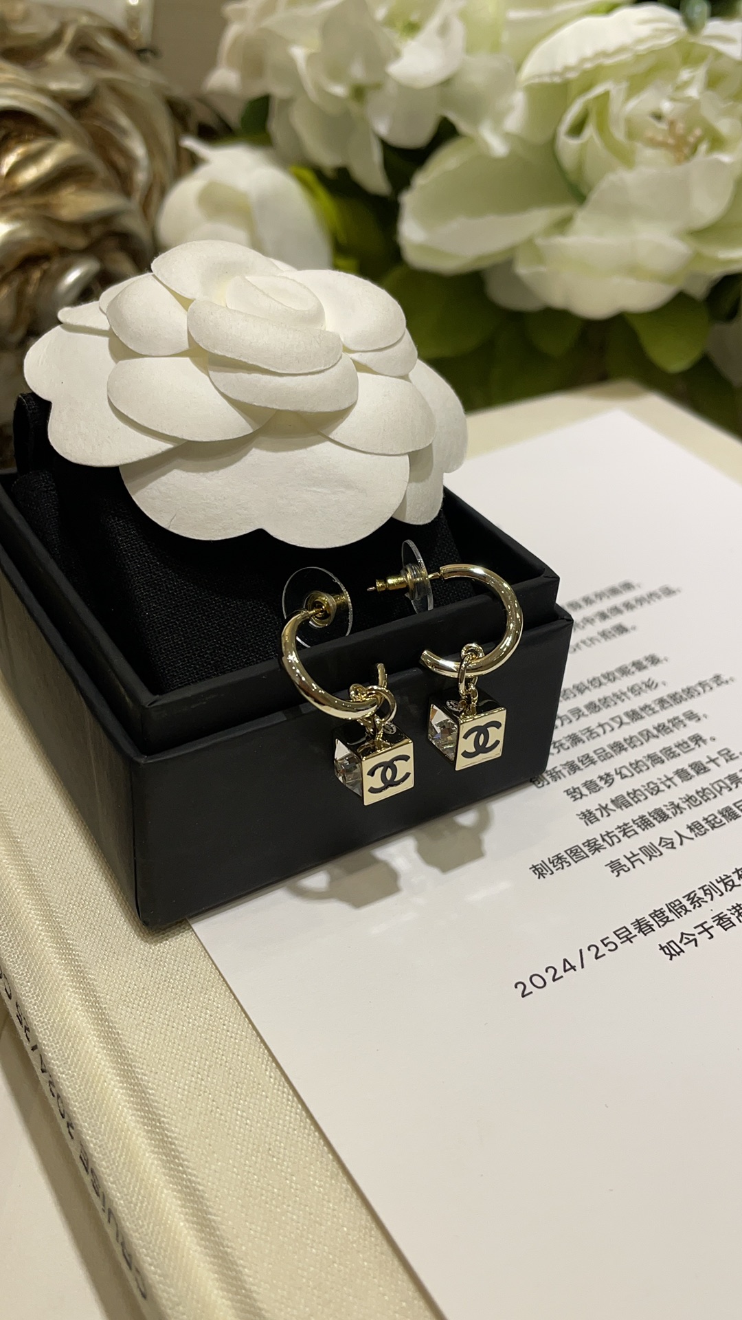 NO:632634,88180 Black earrings arrived today. 25C new enamel double C square diamond dice light gold earrings. Super cute little squares. One side is a black double C logo. The two sides are three-dimensional sugar cubes. The details are full of cuteness. The small one is perfect for daily concave shapes. z consistent brass gold plating, Swarovski diamonds, earrings, gold plating, Cartier high-end jewelry1986090988180 今日到货黑色耳环 25C新款珐琅双C方钻骰子浅金色耳环 超可爱的小方块 一面是黑色双C logo 两侧是立体方糖细节满满非常可爱 小小一个太适合日常凹造型佩戴啦 z一致黄铜镀金 施华洛钻,,earrings,gold plating,卡迪亚高端饰品,Jewelry