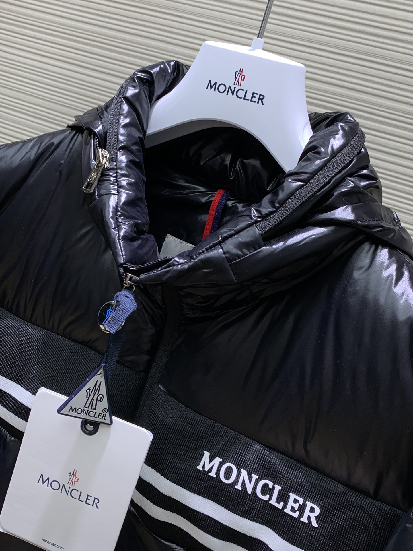 Moncler蒙口2024冬季最新品专柜同步有售原单狠货时尚休闲连帽羽绒外套上身舒适！吸睛而有亮点采用进