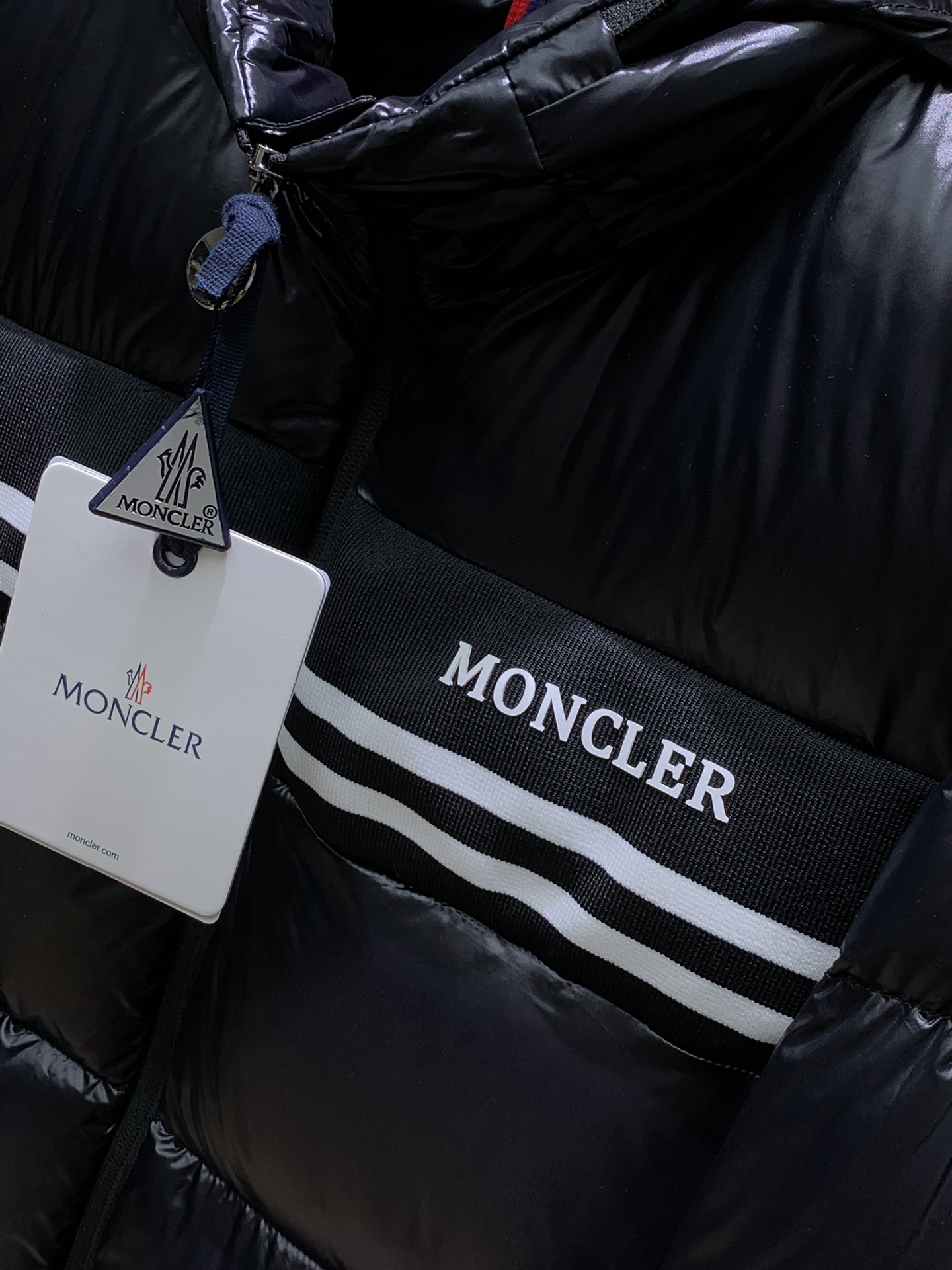 Moncler蒙口2024冬季最新品专柜同步有售原单狠货时尚休闲连帽羽绒外套上身舒适！吸睛而有亮点采用进