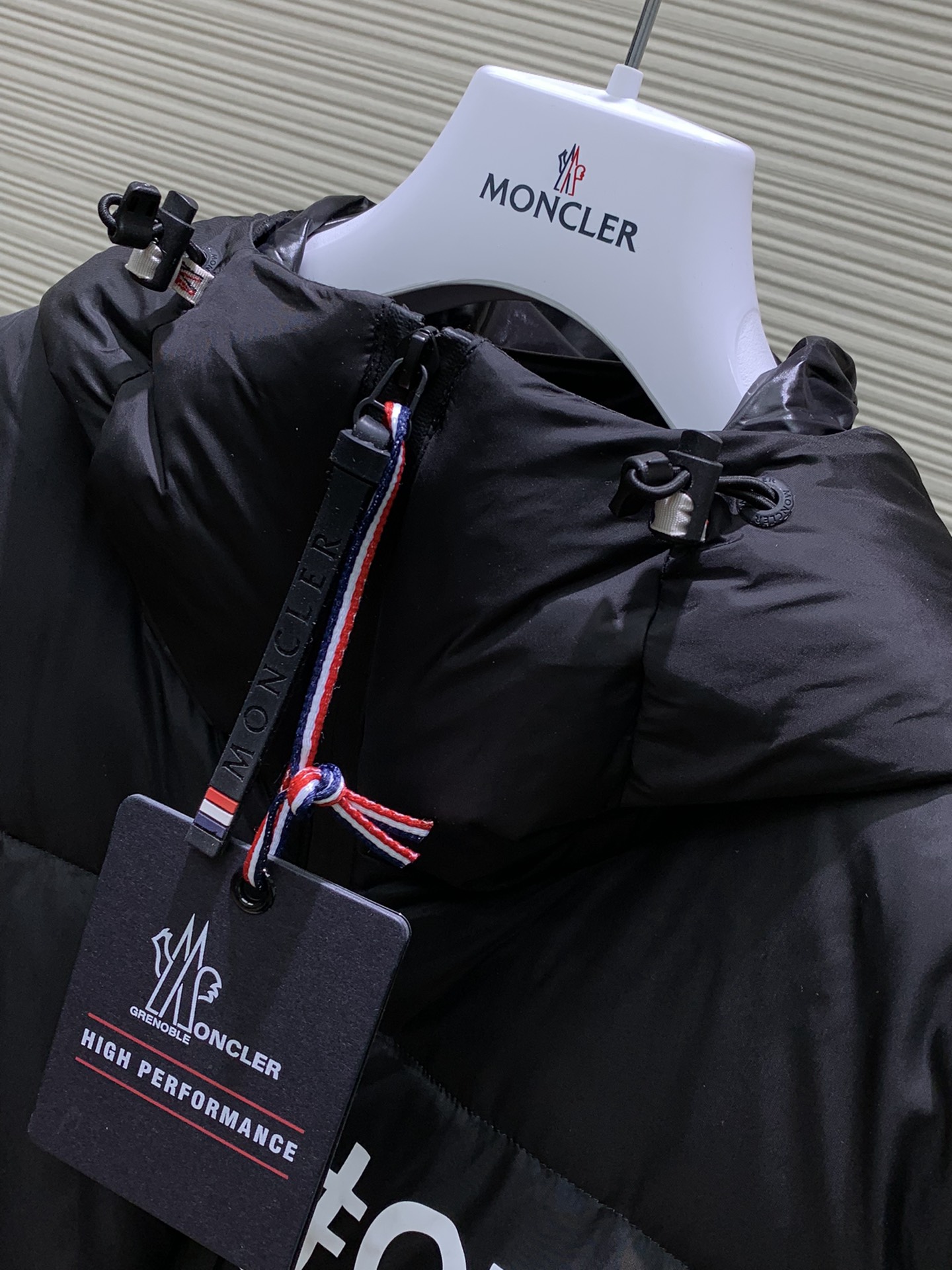 Moncler蒙口2024冬季最新品专柜同步有售原单狠货时尚休闲连帽羽绒外套上身舒适！吸睛而有亮点采用进