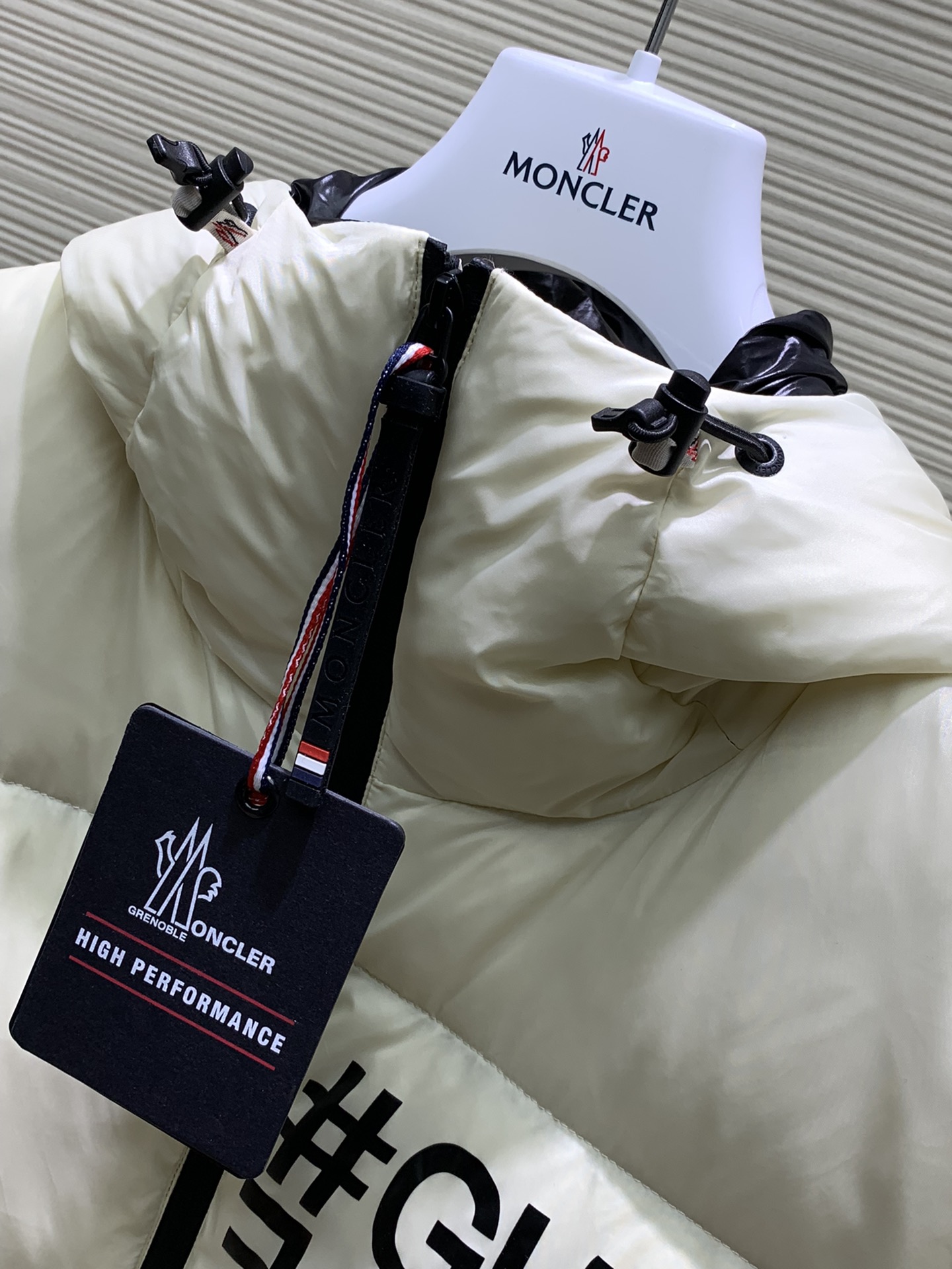 Moncler蒙口2024冬季最新品专柜同步有售原单狠货时尚休闲连帽羽绒外套上身舒适！吸睛而有亮点采用进