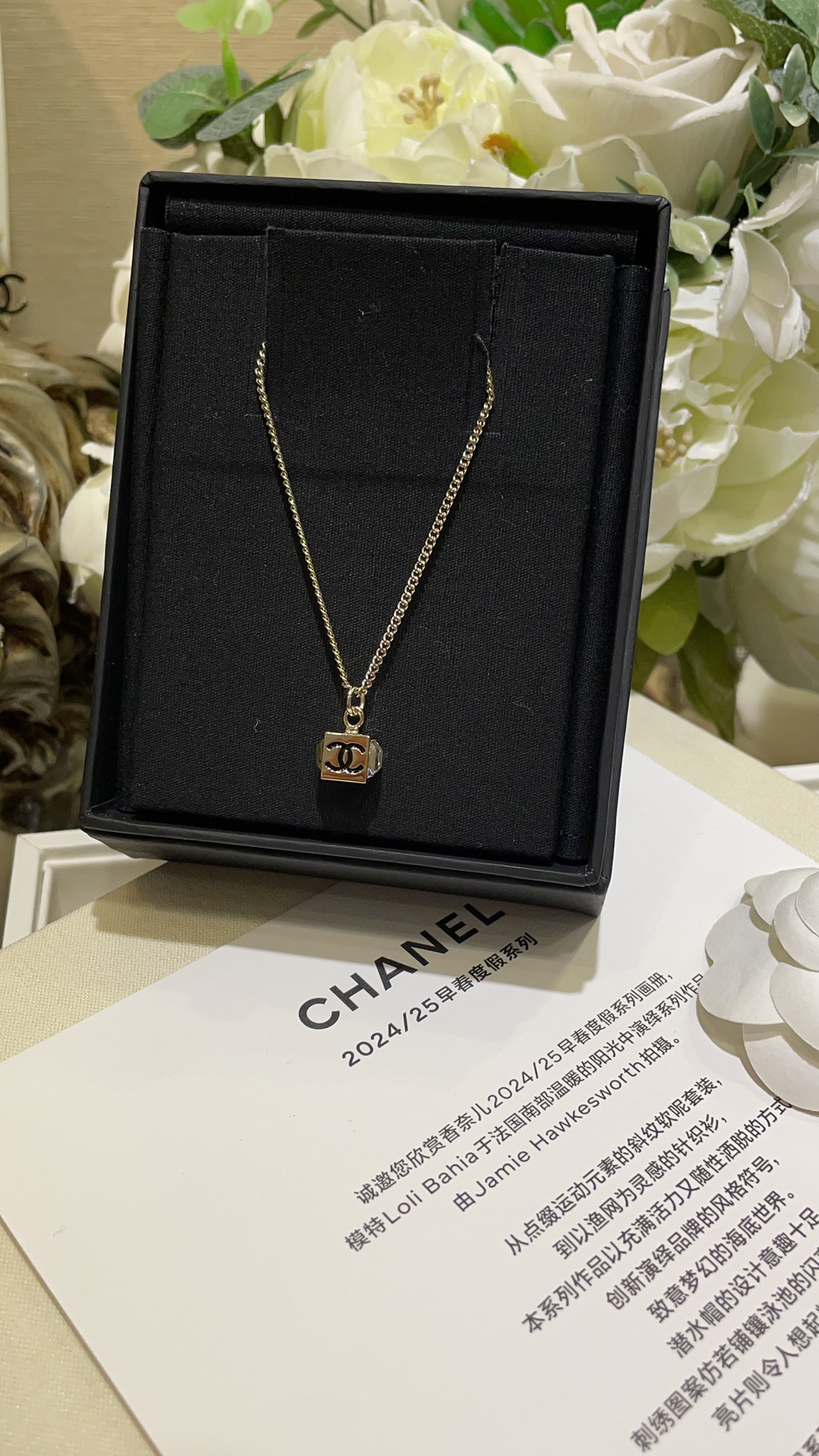 NO:631914,88170 The black necklace arrived today. 25C new enamel double C square diamond dice light gold necklace. Super cute little square. One side is a black double C logo. The two sides are three-dimensional sugar cubes. The details are very cute. The small one is very delicate. It is OK for daily commuting and appointments. The z is consistent. Brass gold plating. Swarovski diamonds. Adjustable length. Necklace with packaging, necklace, gold plating, Cartier high-end jewelry.1986090988170 今日到货黑色项链 25C新款珐琅双C方钻骰子浅金色项链 超可爱的小方块 一面是黑色双C logo 两侧是立体方糖细节满满非常可爱 小小一个很精致 日常通勤约会都OK z一致黄铜镀金 施华洛钻 可调节长短 项链带包装,,necklace,gold plating,卡迪亚高端饰品,Jewelry