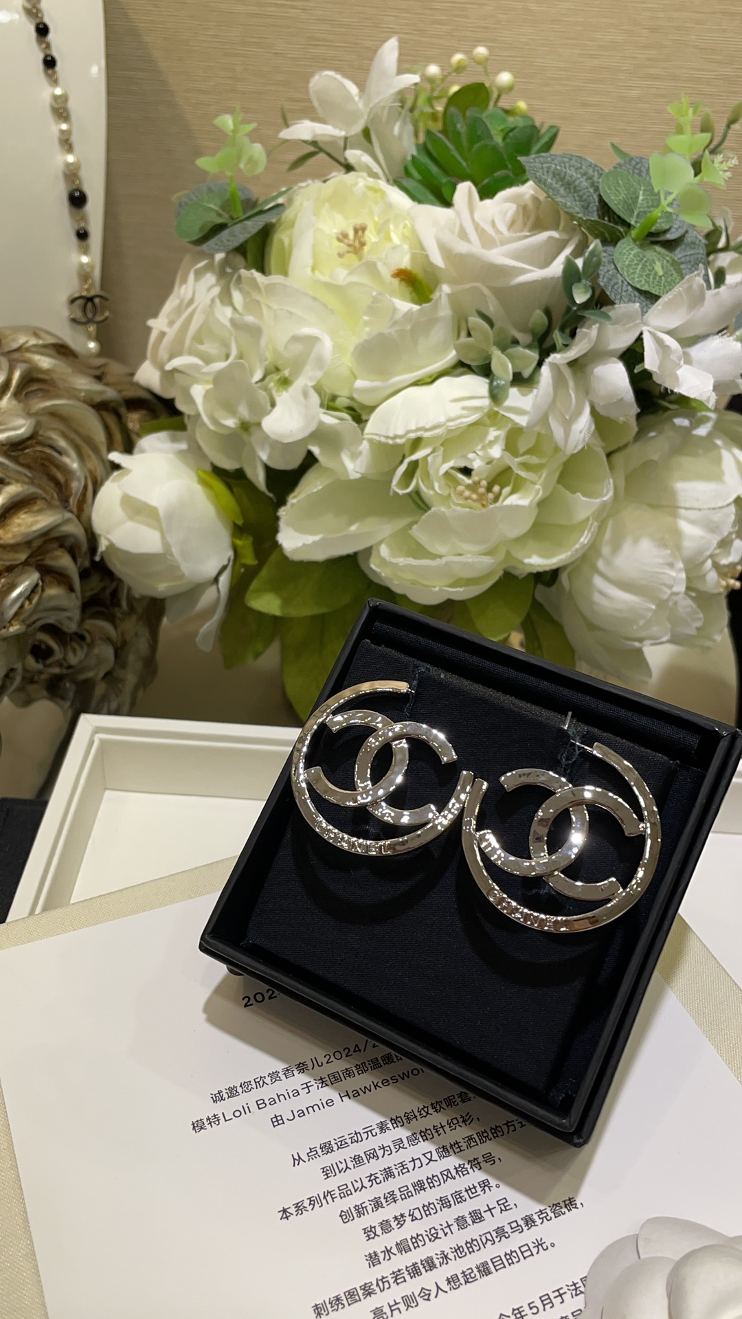 NO:633518,88180. Today’s new product 25C new silver hollow double C letter large earrings. Simple, very high-end, silver color and cool. Super versatile for daily wear. A must-have for hot girls, white and rich women. z consistent brass material, earrings, Cartier high-end jewelry1986090988180.今日新品 25C新款银色镂空双C字母大耳环 简简单单非常高级银色系很酷 日常佩戴超百搭 辣妹白富美们必入 z一致黄铜材质,,earrings,卡迪亚高端饰品,Jewelry