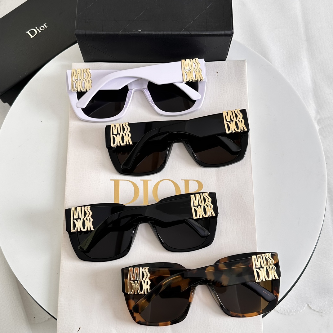 ️DIO*黑色醋酸纤维镜框搭配宽镜腿以金色饰面金属MissDior标志MODELMissDiorS2FS