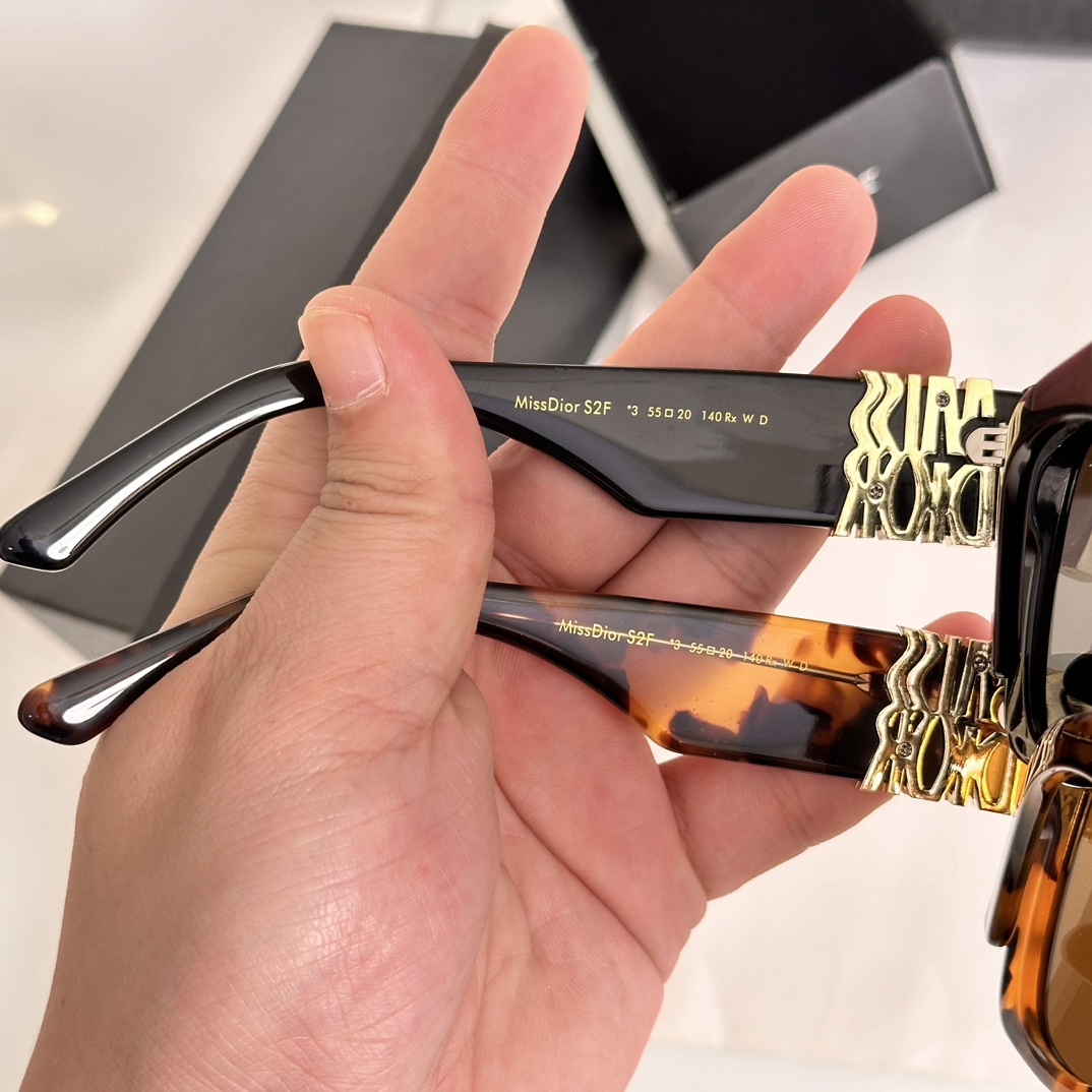 ️DIO*黑色醋酸纤维镜框搭配宽镜腿以金色饰面金属MissDior标志MODELMissDiorS2FS