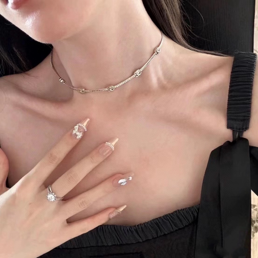 NO:109483,Chanel Chanel's latest 5-flower snake bone necklace, thin snake bones embellished with light gold and silver, the simpler the more fashionable and versatile the style is very special. The overall details are very surprising and the design feels full. It not only brings personal confidence and taste, but also elegant and fashionable style, highlighting the elegant French atmosphere. With meticulous details, it makes it more attractive to wear light gold and silver, jewelry quality, chanel, chanel, necklace19860909香奈儿Chanel最新款5花蛇骨项链细细的蛇骨点缀浅金色和银色超个性,越简单越时髦百搭款特别特别赞,整体细节非常令人惊喜,设计感十足,不仅带出个人自信及品味,款式典雅而时尚,突显法式高雅气息,加上一丝不苟的细节,使得佩戴起来更具吸引力浅金色和银色,饰品精品,chanel,chanel,necklace,Jewelry