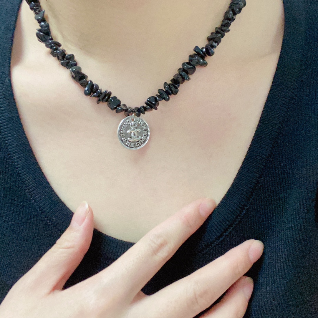 NO:113774,Chanel Chanel's latest high-quality double C small fragrance retro silver pendant black agate stone letter thick chain necklace counter genuine synchronous brass material is super personalized, the versatile style is very special, the overall details are very surprising, the design feels full, not only brings personal confidence and taste, but also elegant and fashionable style, highlighting the elegant French atmosphere, and meticulous details make it more attractive to wear, fine jewelry, chanel, chanel, necklace19860909香奈儿Chanel最新款高品质双C小香风复古银吊坠黑色玛瑙石字母粗链条项链专柜正品同步 黄铜材质保色超个性,百搭款特别特别赞,整体细节非常令人惊喜,设计感十足,不仅带出个人自信及品味,款式典雅而时尚,突显法式高雅气息,加上一丝不苟的细节,使得佩戴起来更具吸引力,饰品精品,chanel,chanel,necklace,Jewelry