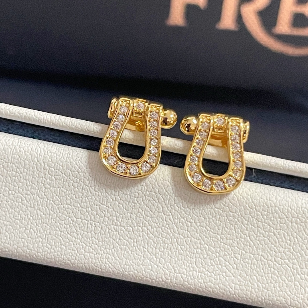 NO:380108,Popular Fered earrings, full-diamond horseshoe buckle, classic and versatile, internet celebrity expert, fashion family must-have items, 11 pairs of customization, thickened electroplating 18k craftsmanship, rose gold/gold/silver, jewelry boutique, earrings19860909批火爆 费雷德耳环,满钻马蹄扣,经典百搭,网红达人 时尚一族备必单品时尚精致,11对版定制,加厚电镀18k工艺,玫瑰金/金色/银色,饰品精品,earrings,Jewelry
