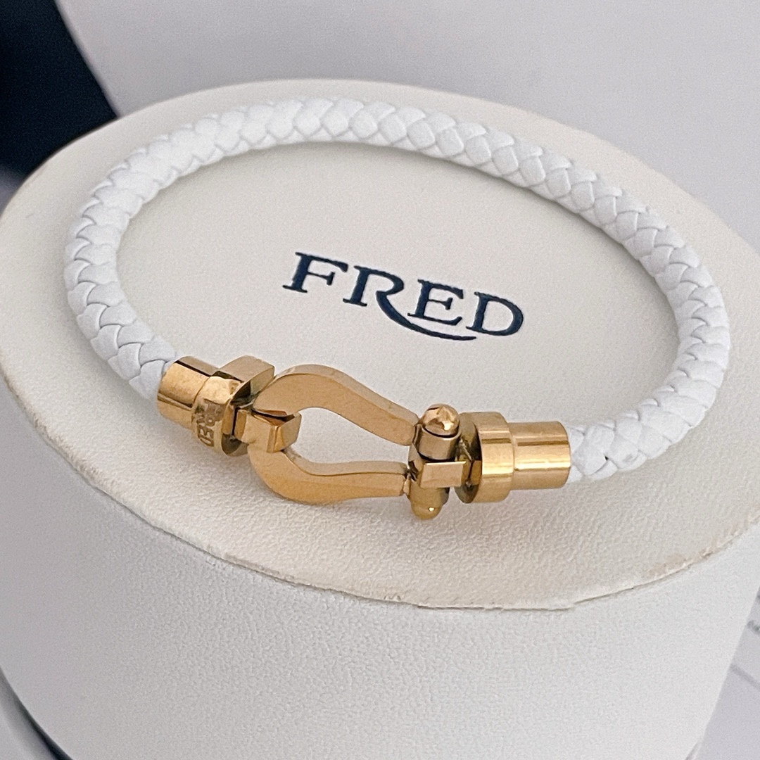 NO:380093,Batch: Popular Fered bracelet, glossy rose gold horseshoe buckle bracelet, classic and versatile, internet celebrity expert, fashion and exquisite, 11 pairs of customization, thickened electroplating 18k craftsmanship, trendy and cool couple bracelet~The effect is very versatile!  !  , jewelry boutique, bracelet, bracelet19860909批 火爆 费雷德手绳,光面玫瑰金马蹄扣手镯手链,经典百搭,网红达人 时尚一族备必单品时尚精致,11对版定制,加厚电镀18k工艺,又潮又酷的情侣款手绳～上手效果非常百搭！！,饰品精品,bracelet,bracelet,Jewelry