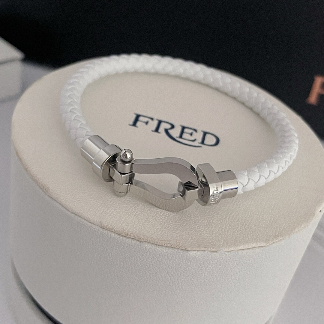 NO:380096,Popular Fered bracelet, glossy horseshoe buckle bracelet, classic and versatile, internet celebrity expert, fashion must-have items for fashion, 11 pairs of customization, thickened electroplating 18k craftsmanship, trendy and cool couple bracelet ~ the effect is very versatile!  !  , jewelry boutique, bracelet, bracelet19860909批 火爆 费雷德手绳,光面马蹄扣手镯手链,经典百搭,网红达人 时尚一族备必单品时尚精致,11对版定制,加厚电镀18k工艺,又潮又酷的情侣款手绳～上手效果非常百搭！！,饰品精品,bracelet,bracelet,Jewelry