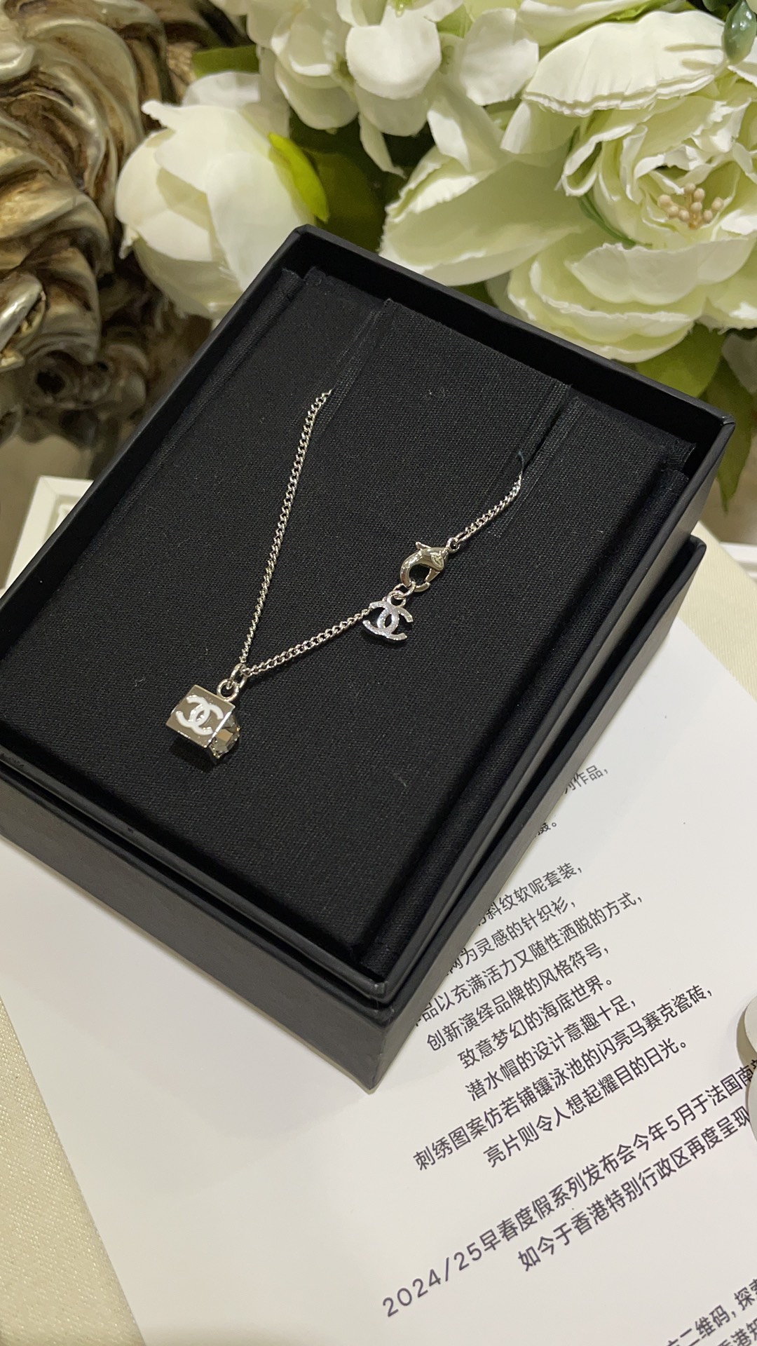 NO:631911,88170, the white necklace arrived today. 25C new enamel double C square diamond dice silver necklace. Super cute little square. One side is a silver double C logo. The two sides are three-dimensional sugar cubes. The details are very cute. The small one is very delicate. It is OK for daily commuting and appointments. The z is consistent. Brass gold plating. Swarovski diamonds. Adjustable length. Necklace with packaging, necklace, gold plating, Cartier high-end jewelry.1986090988170, 今日到货白色项链 25C新款珐琅双C方钻骰子银色项链 超可爱的小方块 一面是银色双C logo 两侧是立体方糖细节满满非常可爱 小小一个很精致 日常通勤约会都OK z一致黄铜镀金 施华洛钻 可调节长短 项链带包装,,necklace,gold plating,卡迪亚高端饰品,Jewelry