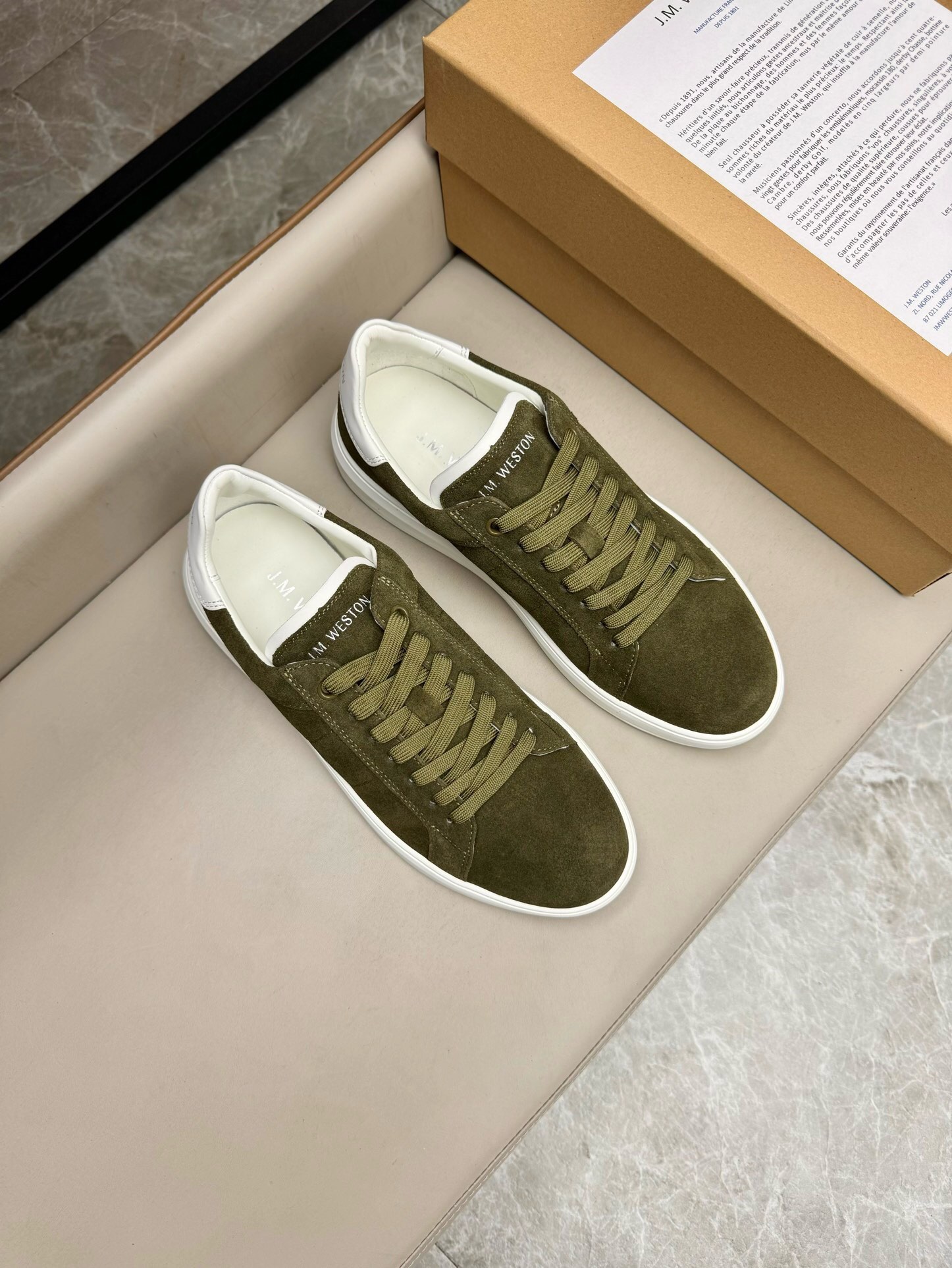 NO:221585,J.M.WESTON classic jogging shoes, men's lace-up casual shoes and sneakers, imported original reverse velvet cowhide, cowhide inner, cowhide inner makes the shoes fashionable and comfortable to wear. Size 39-44 (customized by 38, 45, 46), sneakers, cowhide19860909J.M.WESTON经典款慢跑鞋,男士系带休闲鞋运动鞋,进口原版反绒牛皮,牛皮内里,牛皮内里让鞋子穿在脚上时尚又舒适.码数39-44（38、45、46定做）,,sneakers,cowhide,Men's shoes