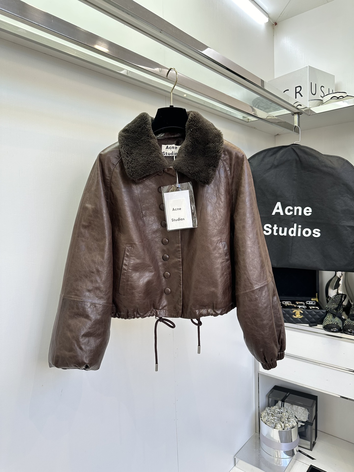“Stylish Winter Leather Jacket with Hair Collar and Dustproof Bag” - 图片 1
