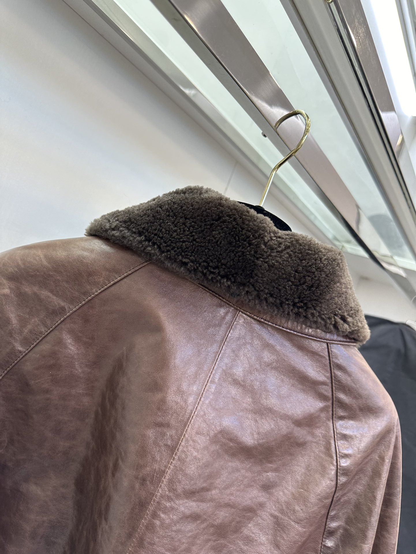“Stylish Winter Leather Jacket with Hair Collar and Dustproof Bag” - 图片 8