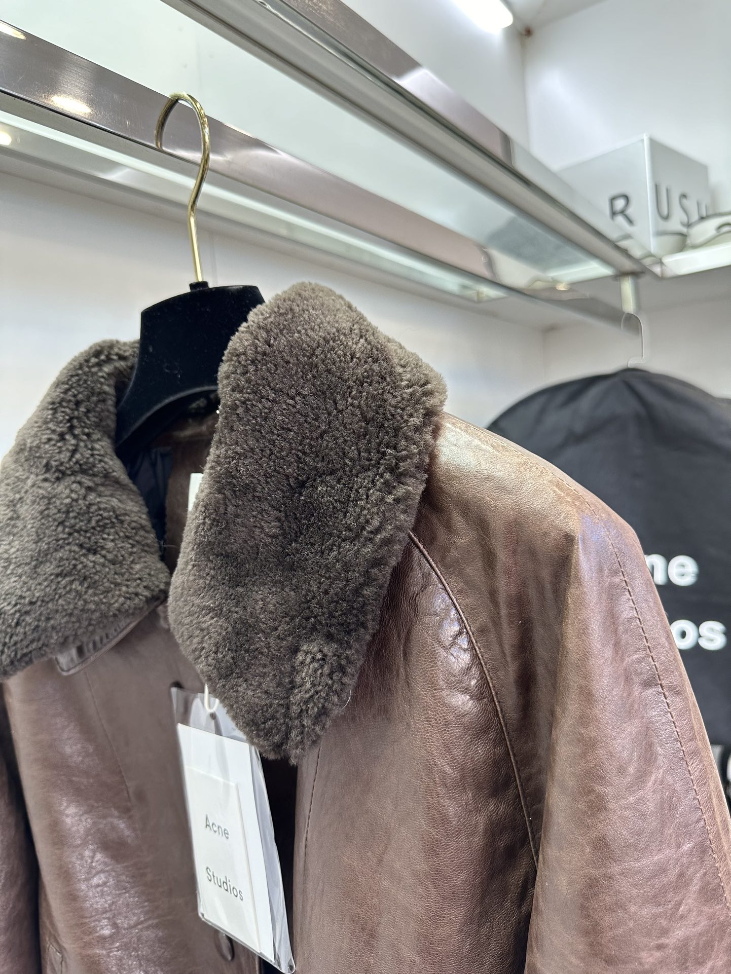 “Stylish Winter Leather Jacket with Hair Collar and Dustproof Bag” - 图片 7